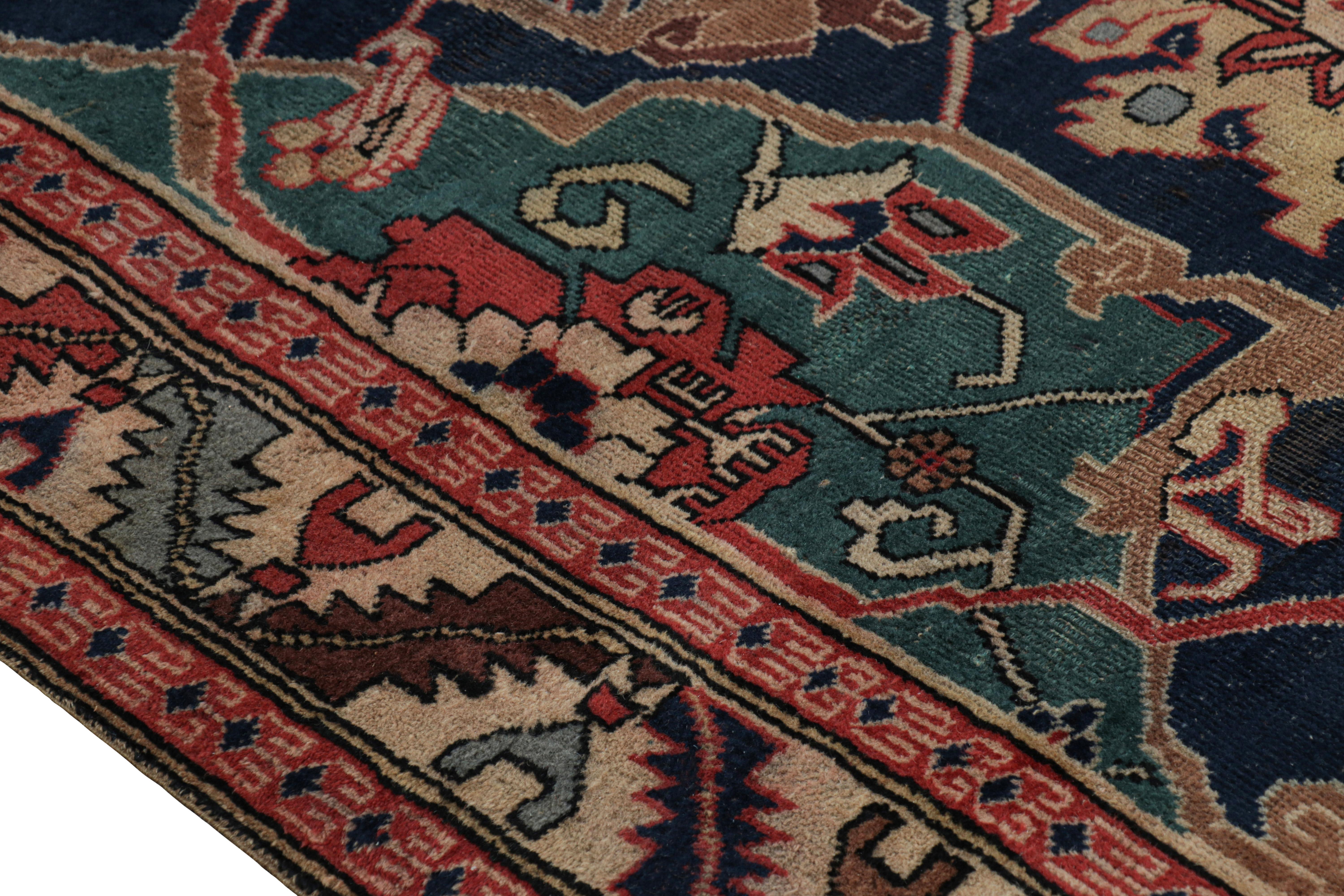 Inizio XX secolo Tappeto persiano antico con medaglioni e motivi floreali geometrici, da Rug & Kilim in vendita