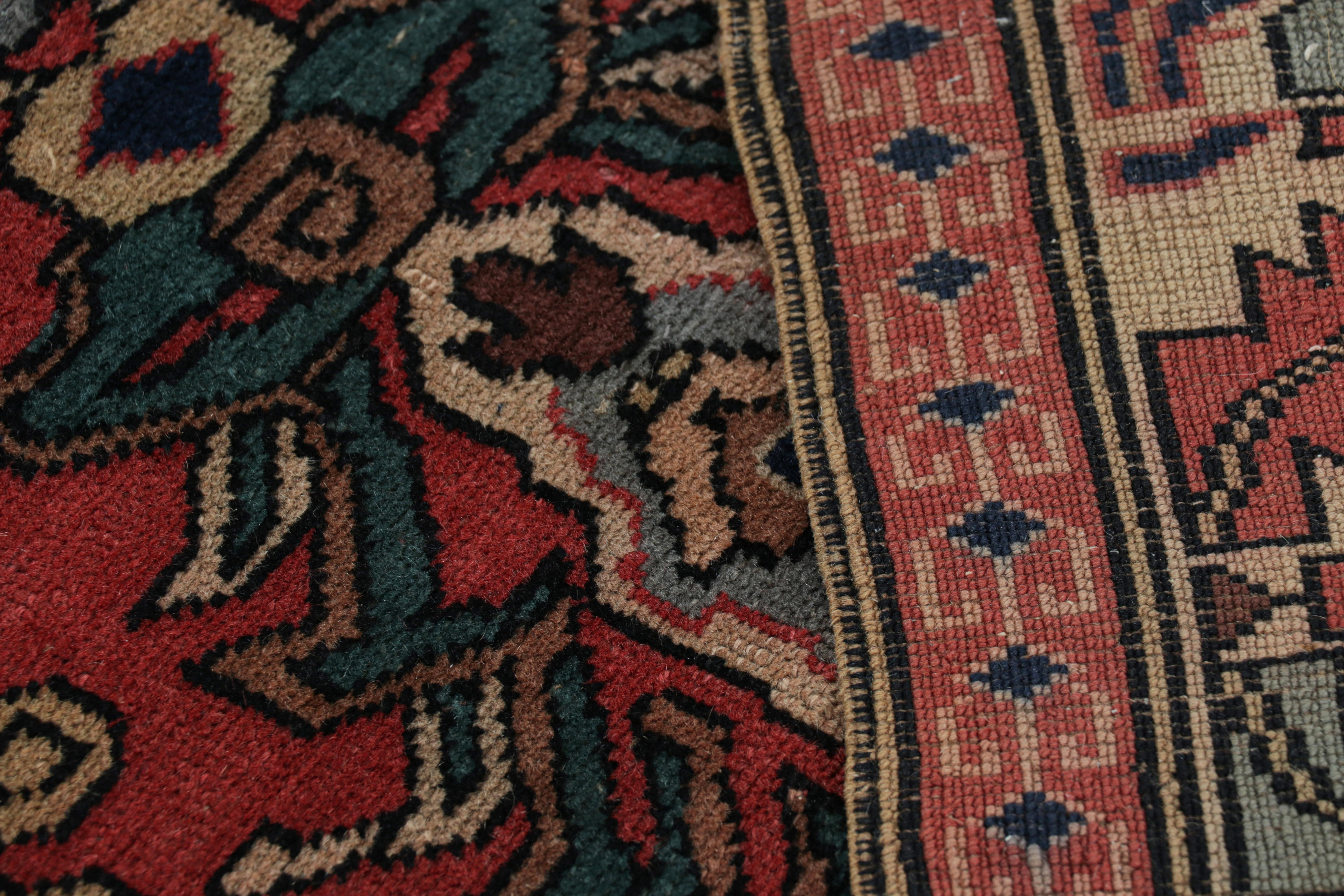 Tappeto persiano antico con medaglioni e motivi floreali geometrici, da Rug & Kilim in vendita 1