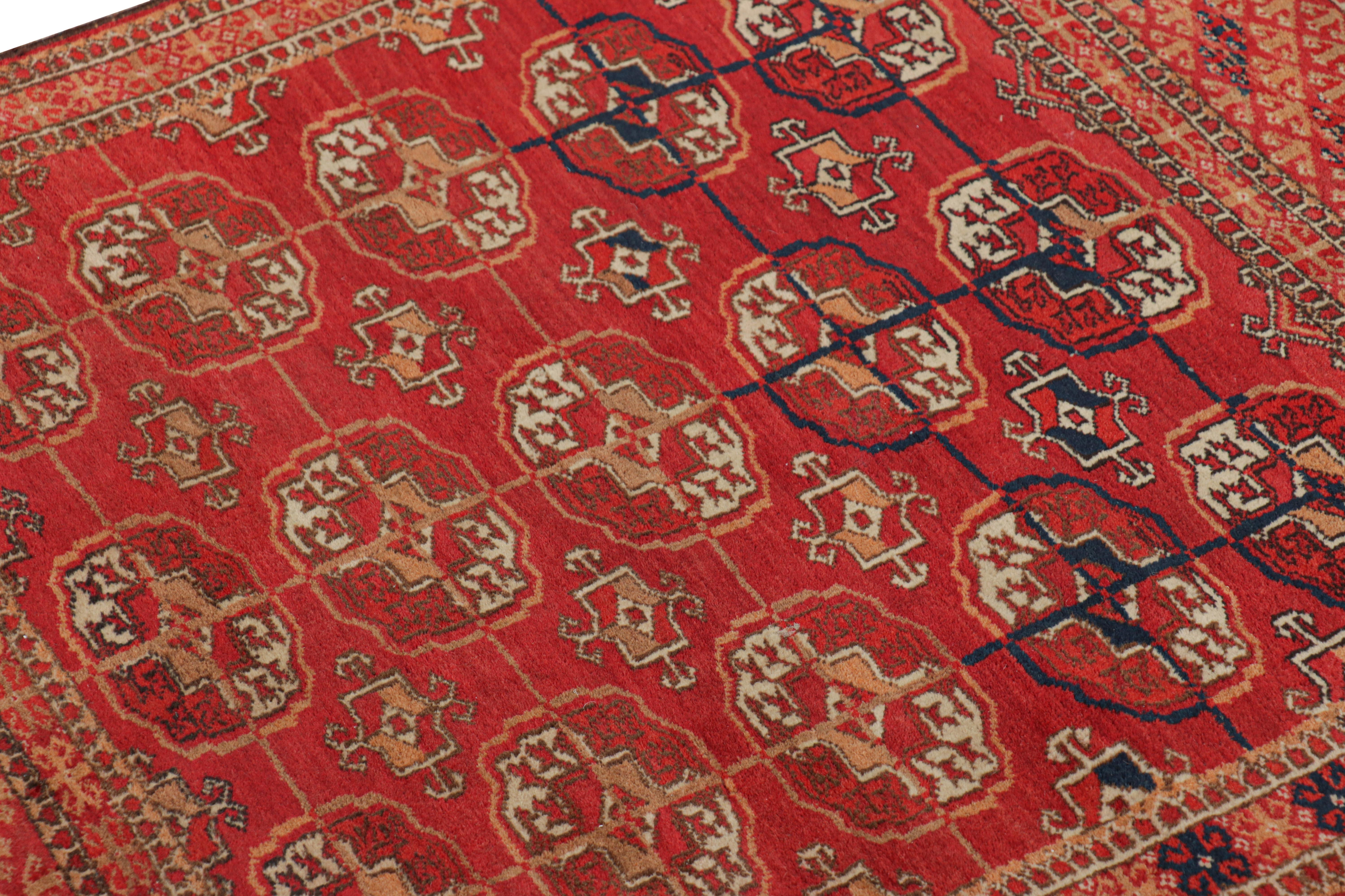 Handgeknüpft aus Wolle um 1920-1930 ist dieser antike Perserteppich 3x4 ein bemerkenswertes, charakteristisches Stück aus Persien. Es zeigt farbenfrohe Medaillons und geometrische Muster auf einem roten Feld - ein reizvolles Design, wie es nur