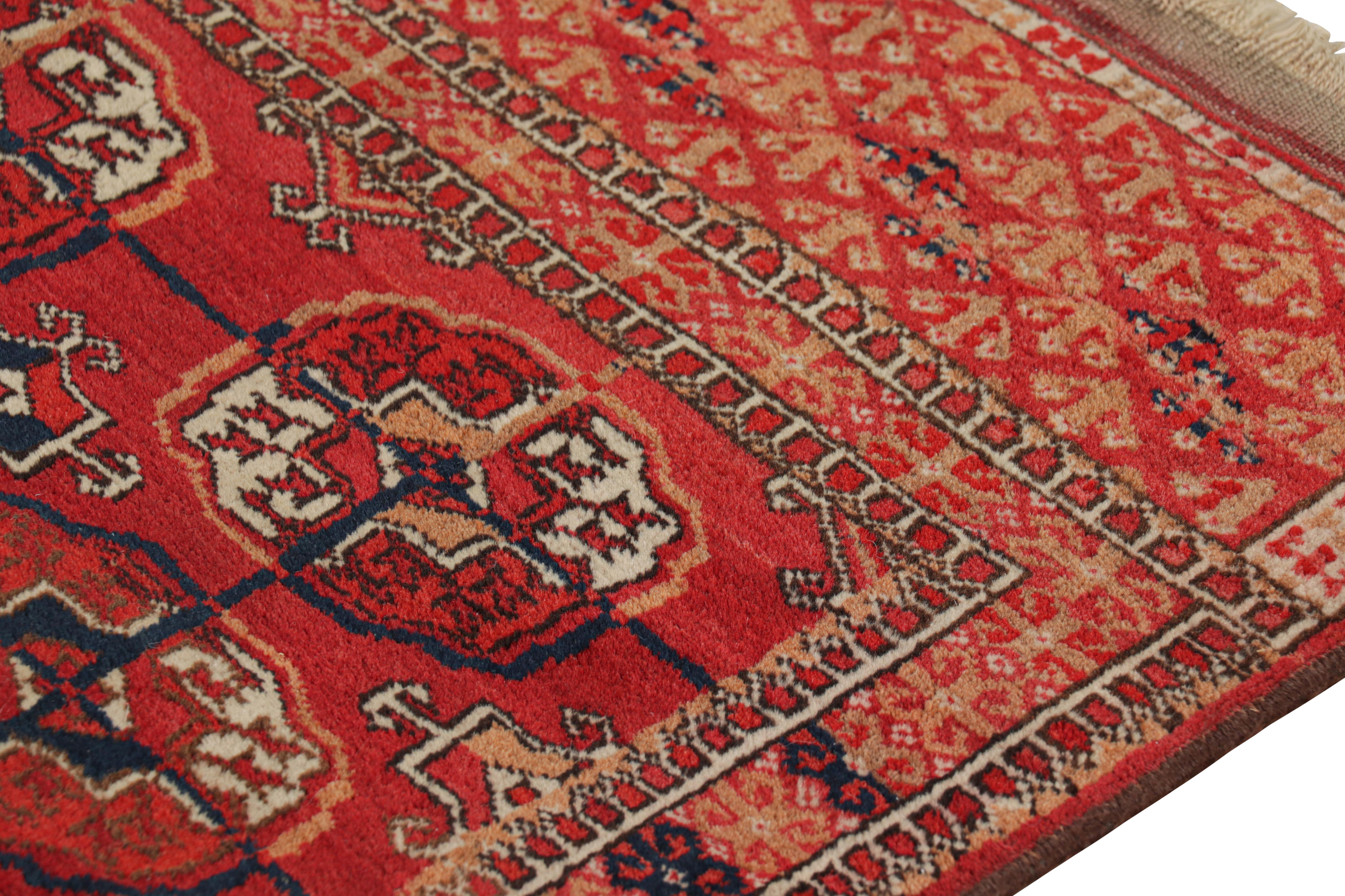 Antiker Perserteppich mit polychromen Blumenmustern, von Rug & Kilim (Stammeskunst) im Angebot