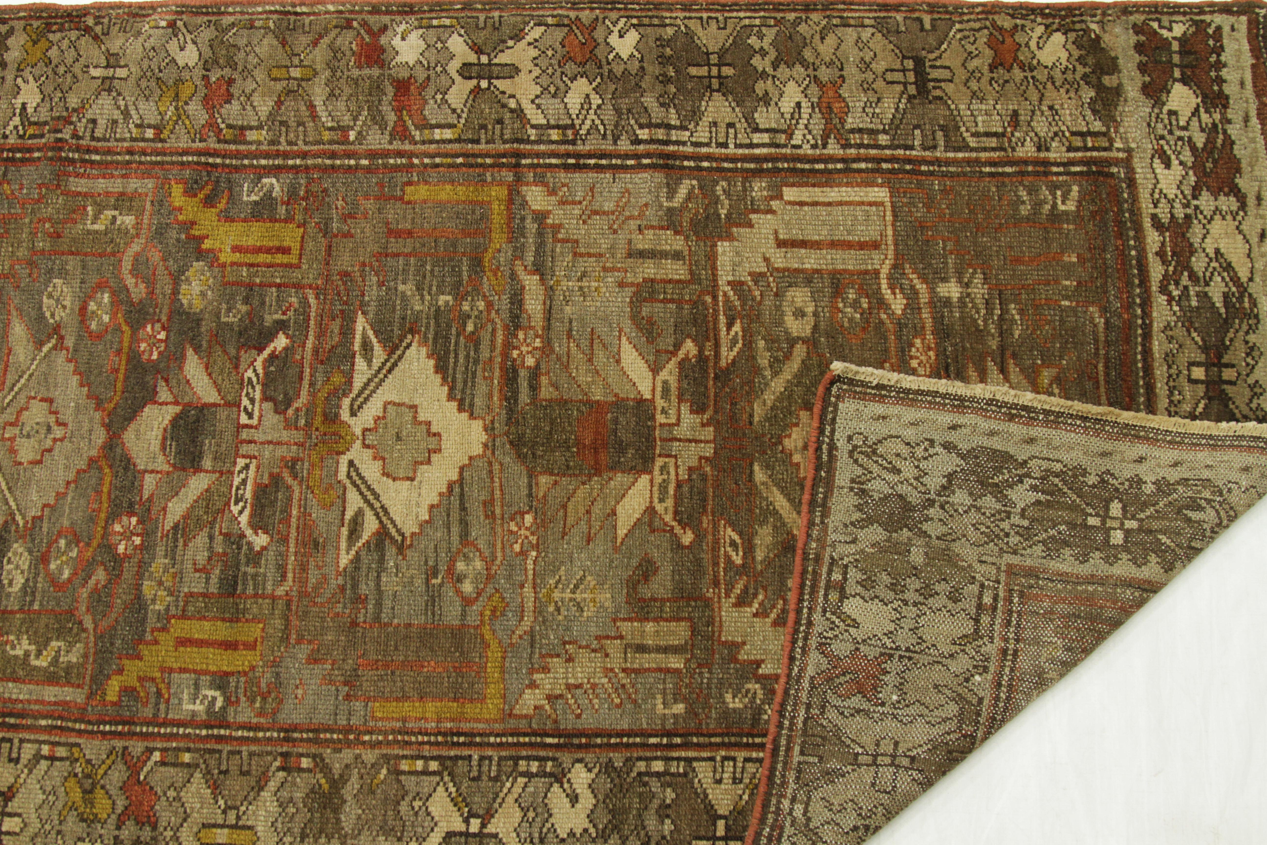 Tapis persan ancien à motif Zanjan et motifs tribaux saisissants, vers les années 1950 Excellent état - En vente à Dallas, TX