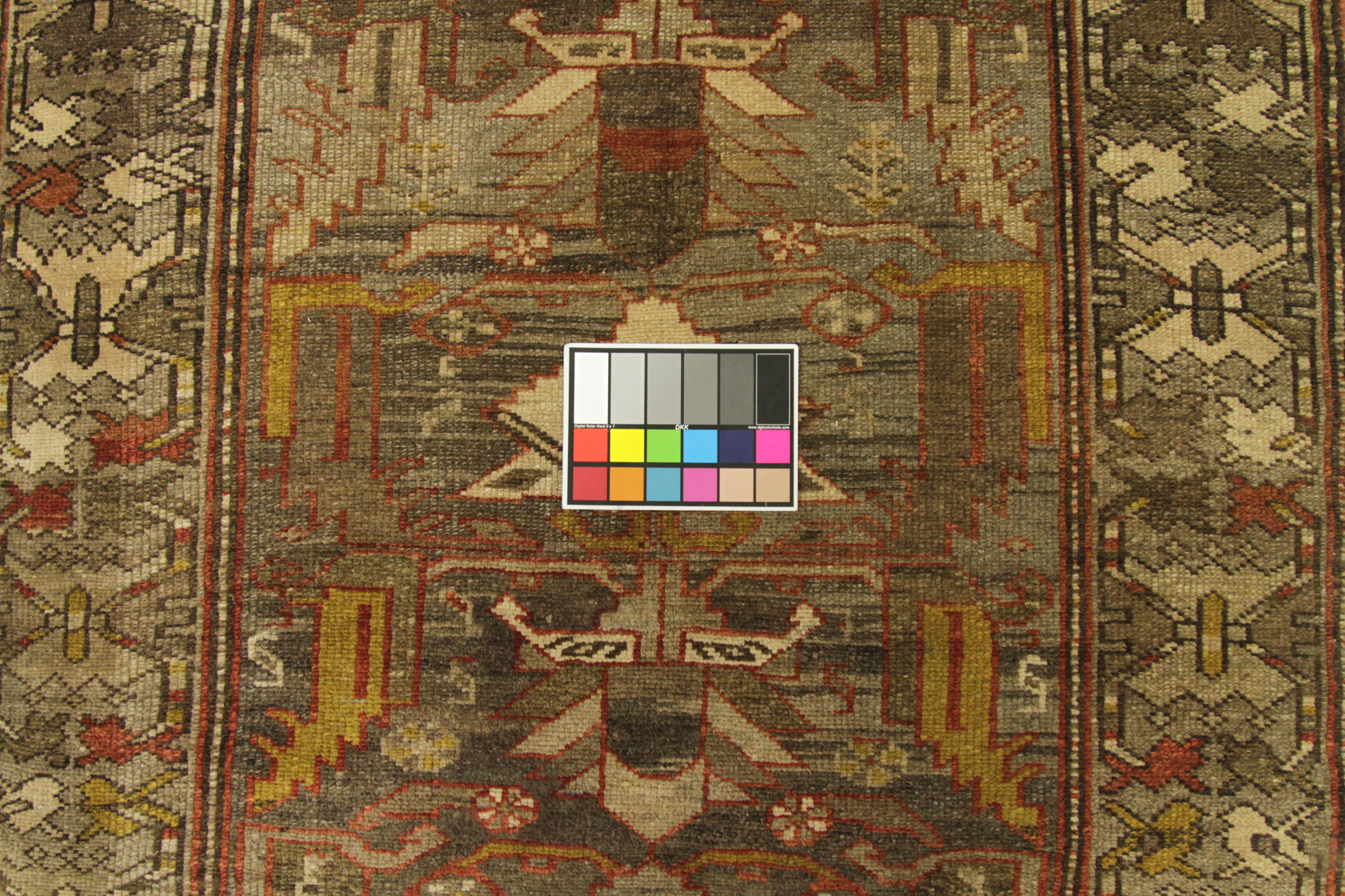 Laine Tapis persan ancien à motif Zanjan et motifs tribaux saisissants, vers les années 1950 en vente