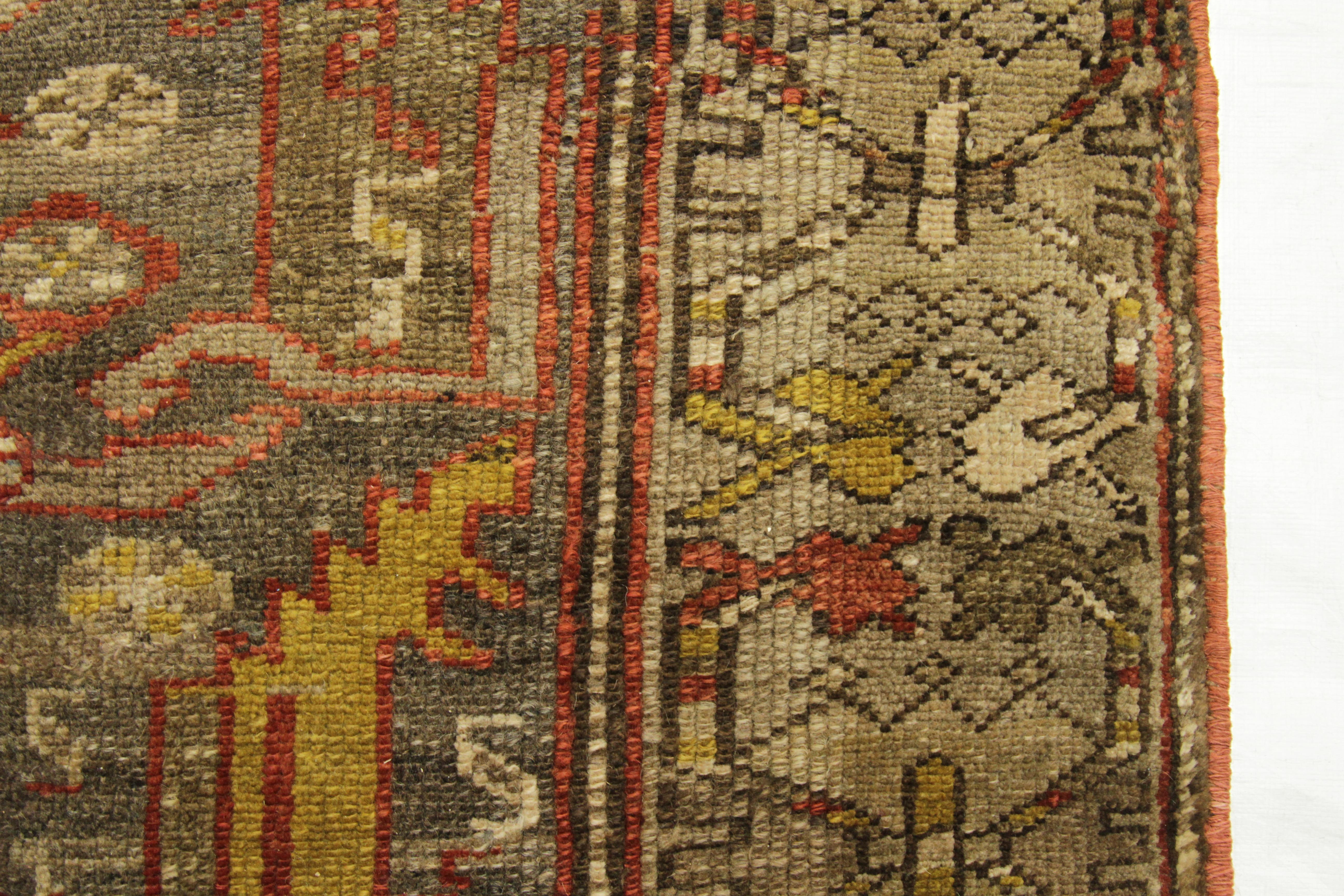 Tapis persan ancien à motif Zanjan et motifs tribaux saisissants, vers les années 1950 en vente 1