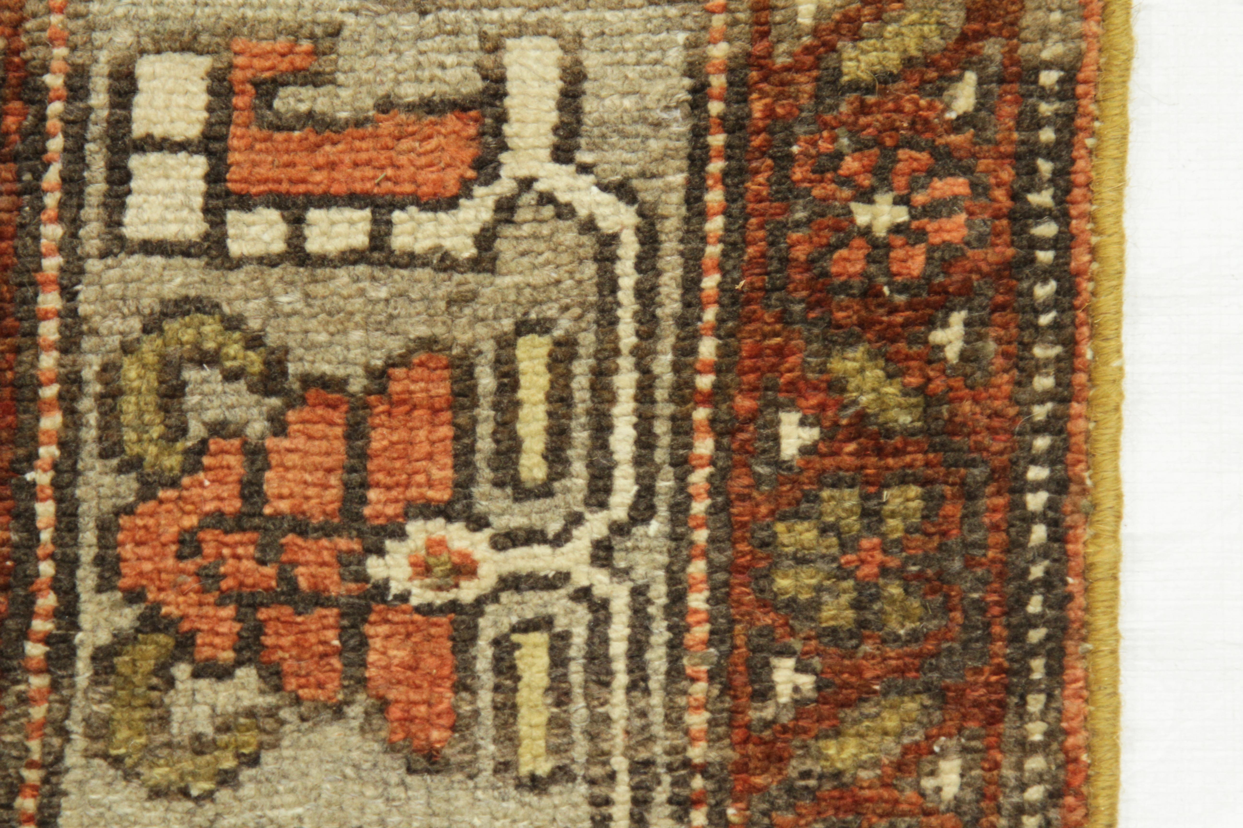 Antiker persischer Teppich im Zanjan-Stil mit weißen und braunen traditionellen Details, um 1940er Jahre im Angebot 3