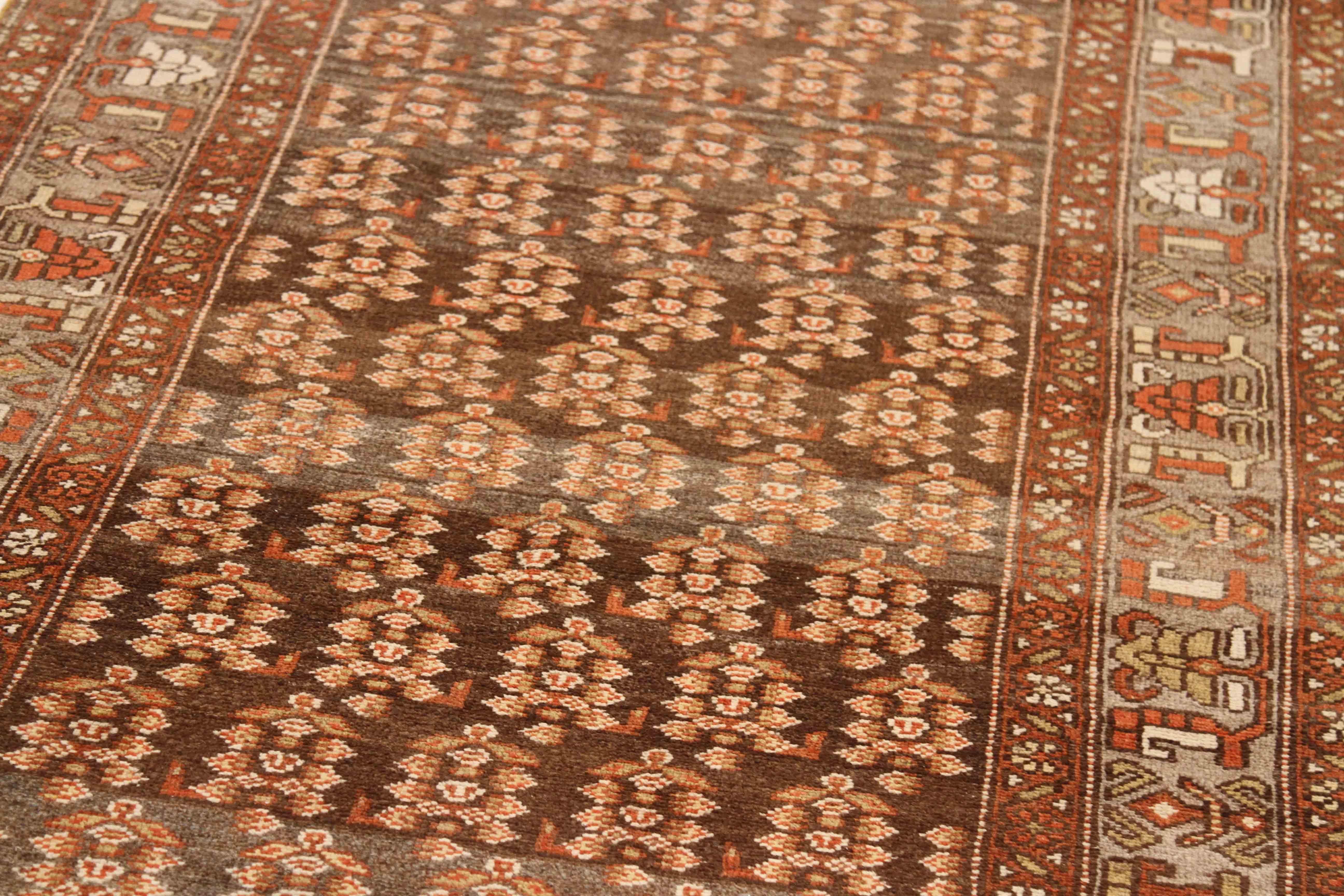 Antiker persischer Teppich im Zanjan-Stil mit weißen und braunen traditionellen Details, um 1940er Jahre (Persisch) im Angebot