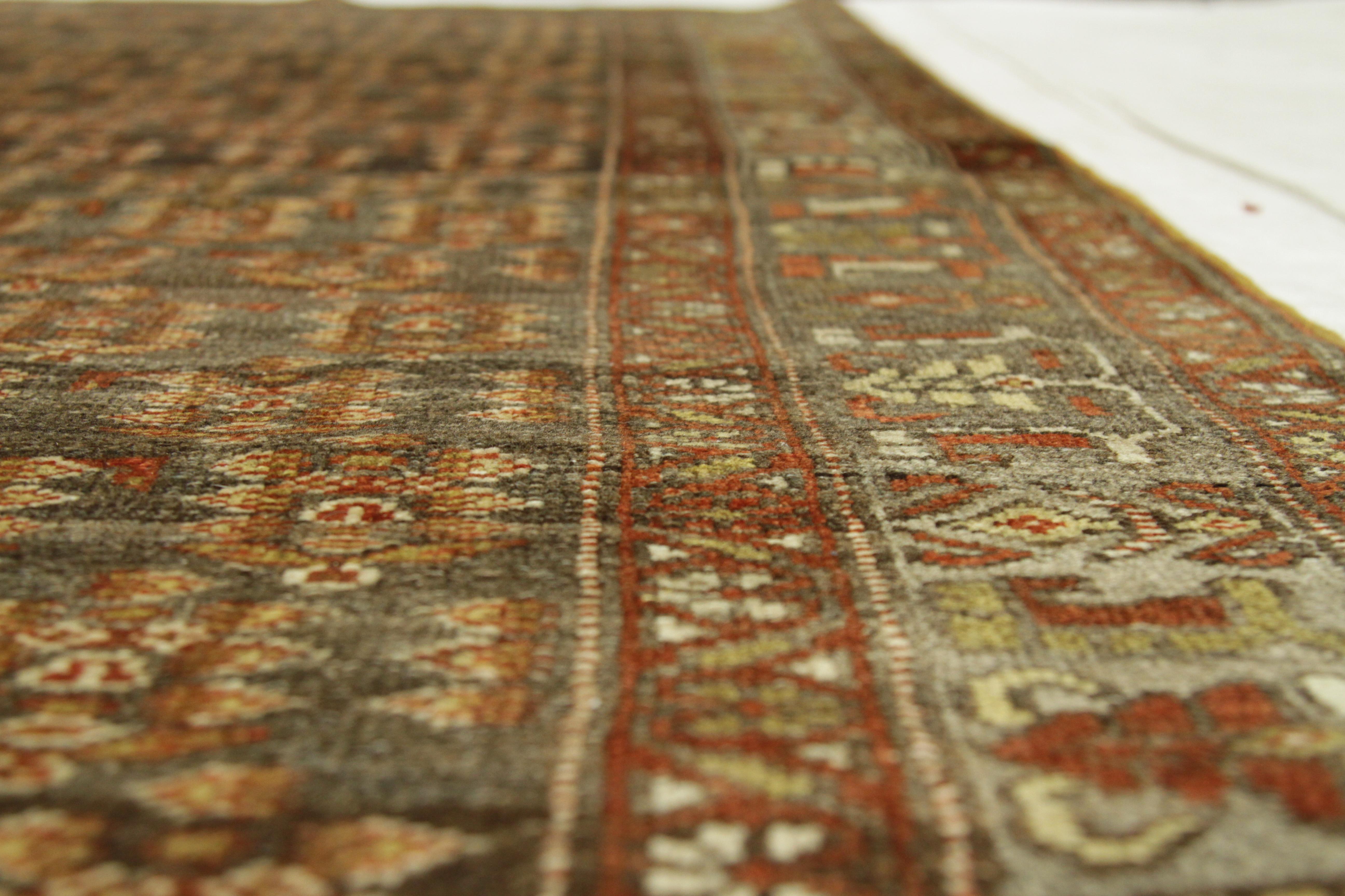 Antiker persischer Teppich im Zanjan-Stil mit weißen und braunen traditionellen Details, um 1940er Jahre (Wolle) im Angebot