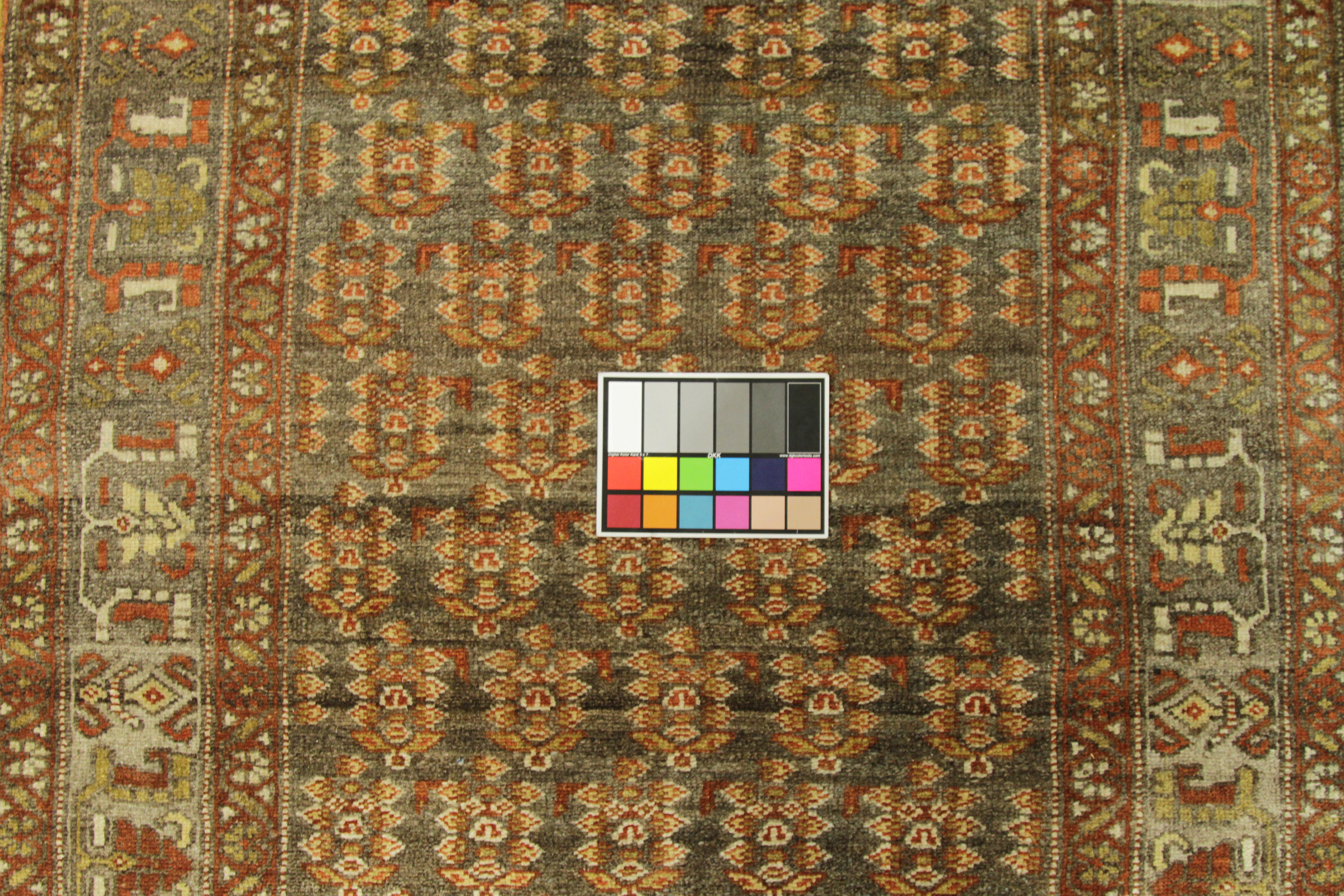 Antiker persischer Teppich im Zanjan-Stil mit weißen und braunen traditionellen Details, um 1940er Jahre im Angebot 1