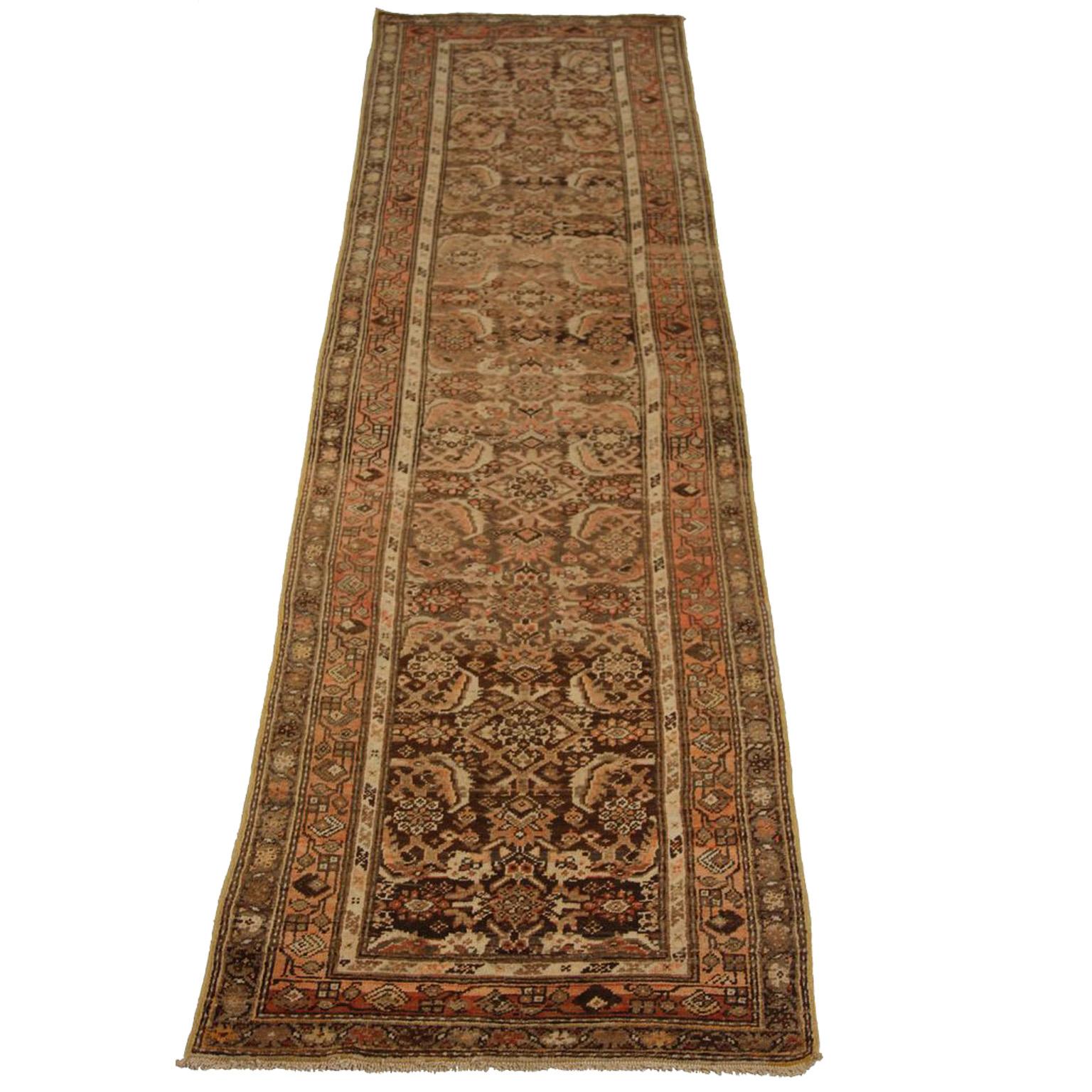 Fabriqué à partir de laine filée à la main de la meilleure qualité, ce tapis persan antique est entièrement recouvert de motifs de style Zanjan. Son mélange de couleurs noir, orange et brun lui confère un air de royauté qui convient parfaitement aux