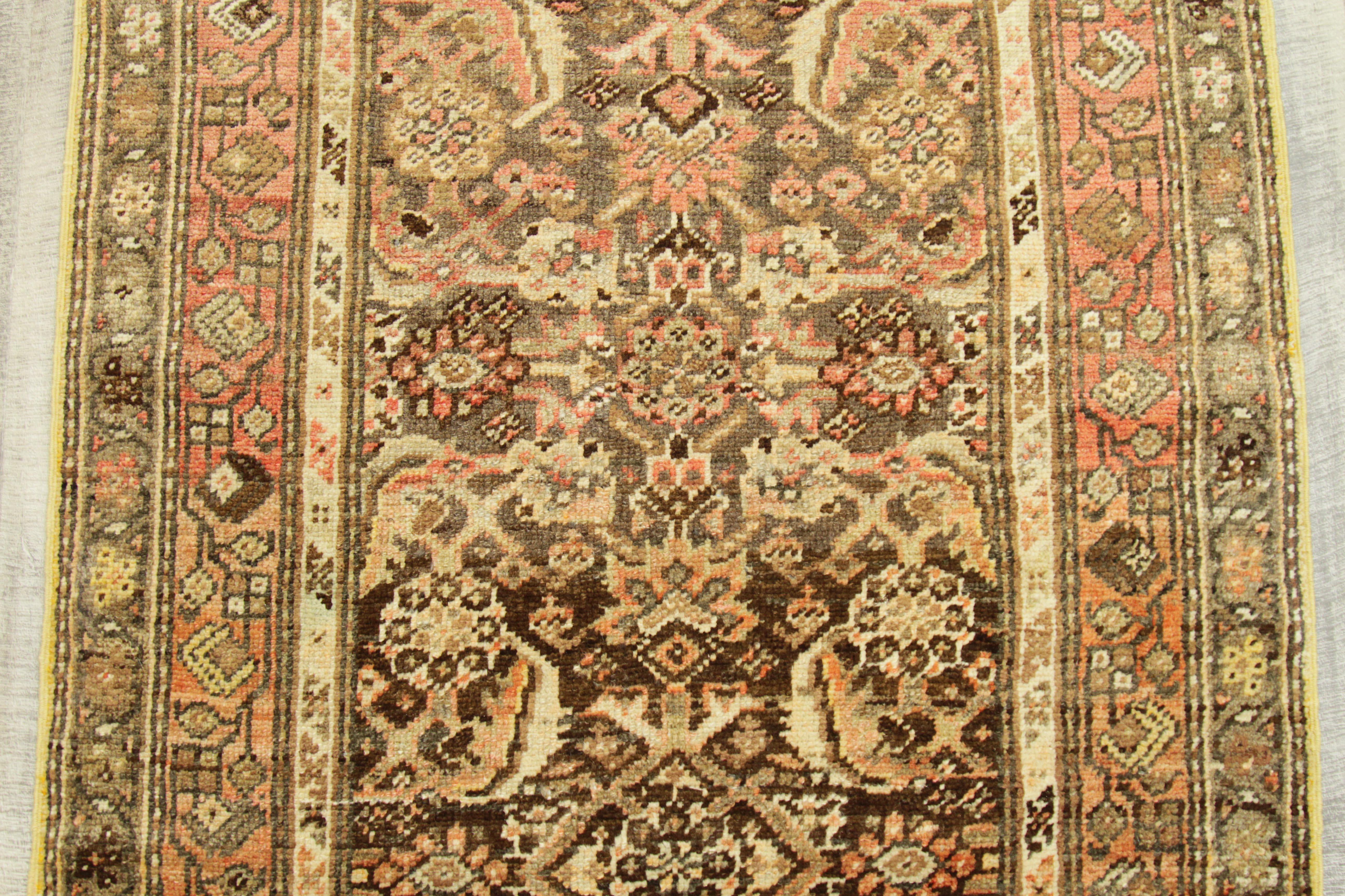 Antique Persian Rug Zanjan Style with Full Body Design, circa 1930s In Good Condition For Sale In Dallas, TX