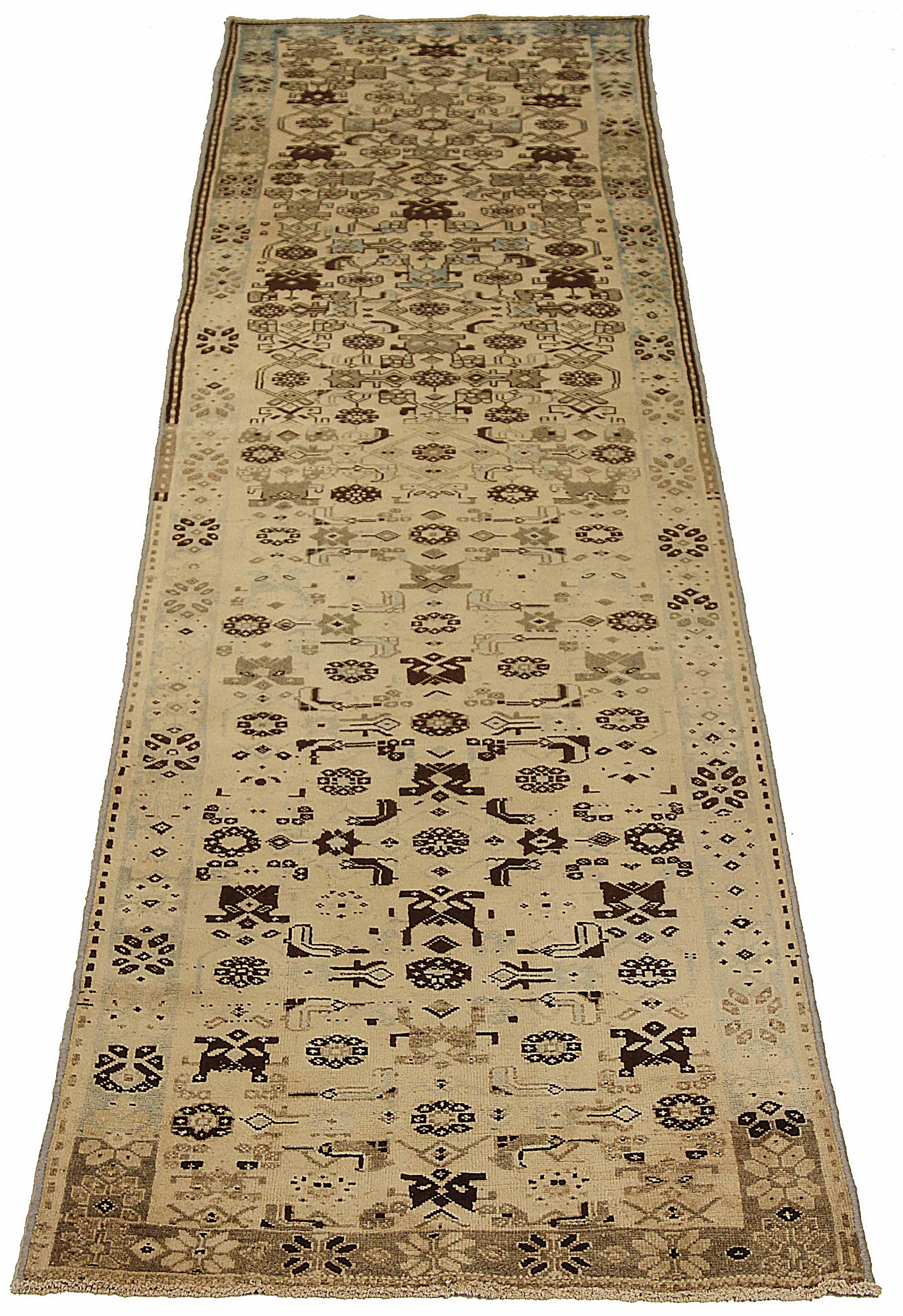 Antiker persischer Läufer, handgewebt aus feinster Schafswolle. Es ist mit natürlichen pflanzlichen Farbstoffen gefärbt, die für Menschen und Haustiere sicher sind. Es handelt sich um ein traditionelles Design aus Azarbaijan, das von erfahrenen