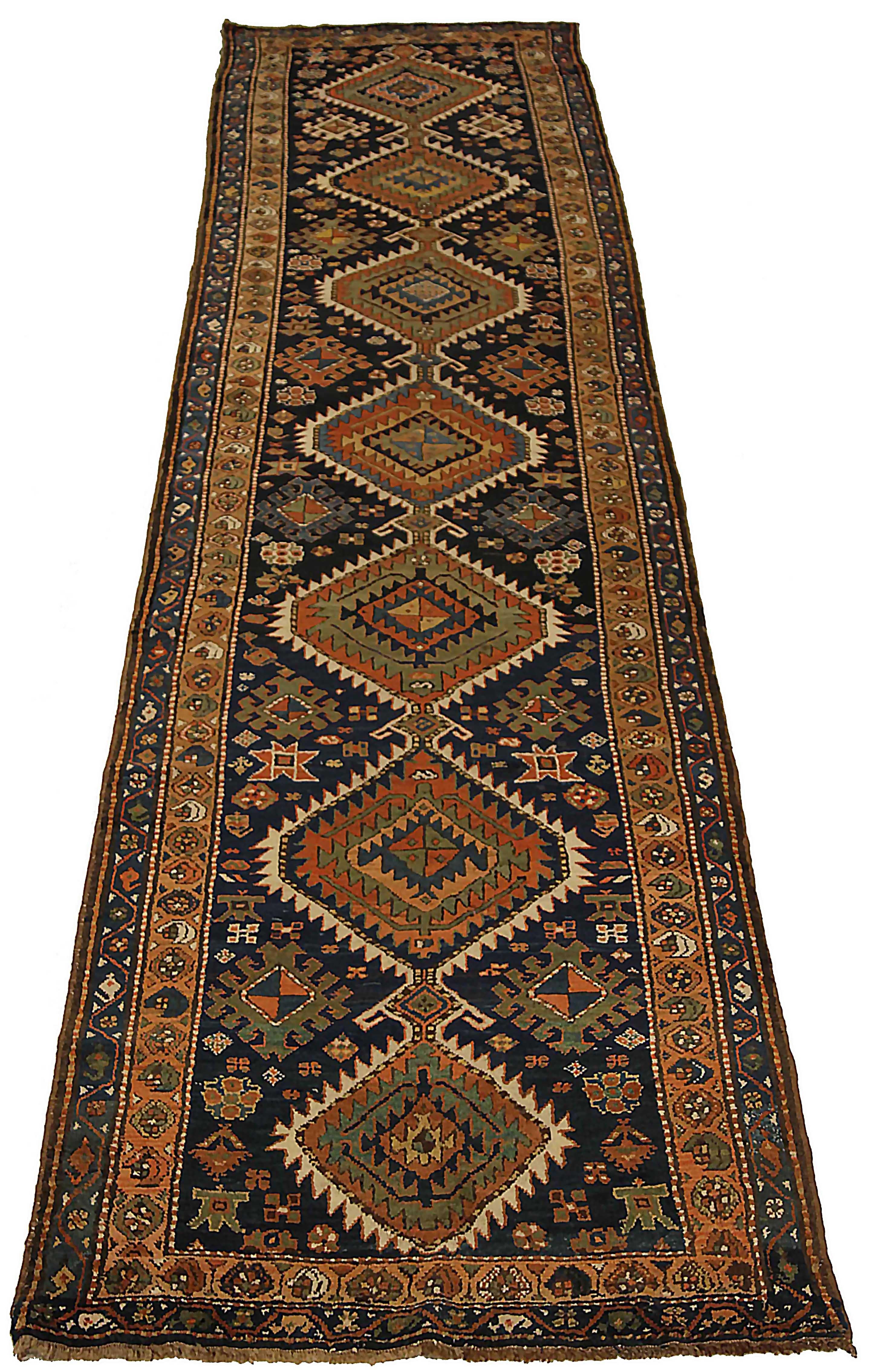 Antiker persischer Läufer, handgewebt aus feinster Schafswolle. Es ist mit natürlichen pflanzlichen Farbstoffen gefärbt, die für Menschen und Haustiere sicher sind. Es handelt sich um ein traditionelles Design aus Azarbaijan, das von erfahrenen
