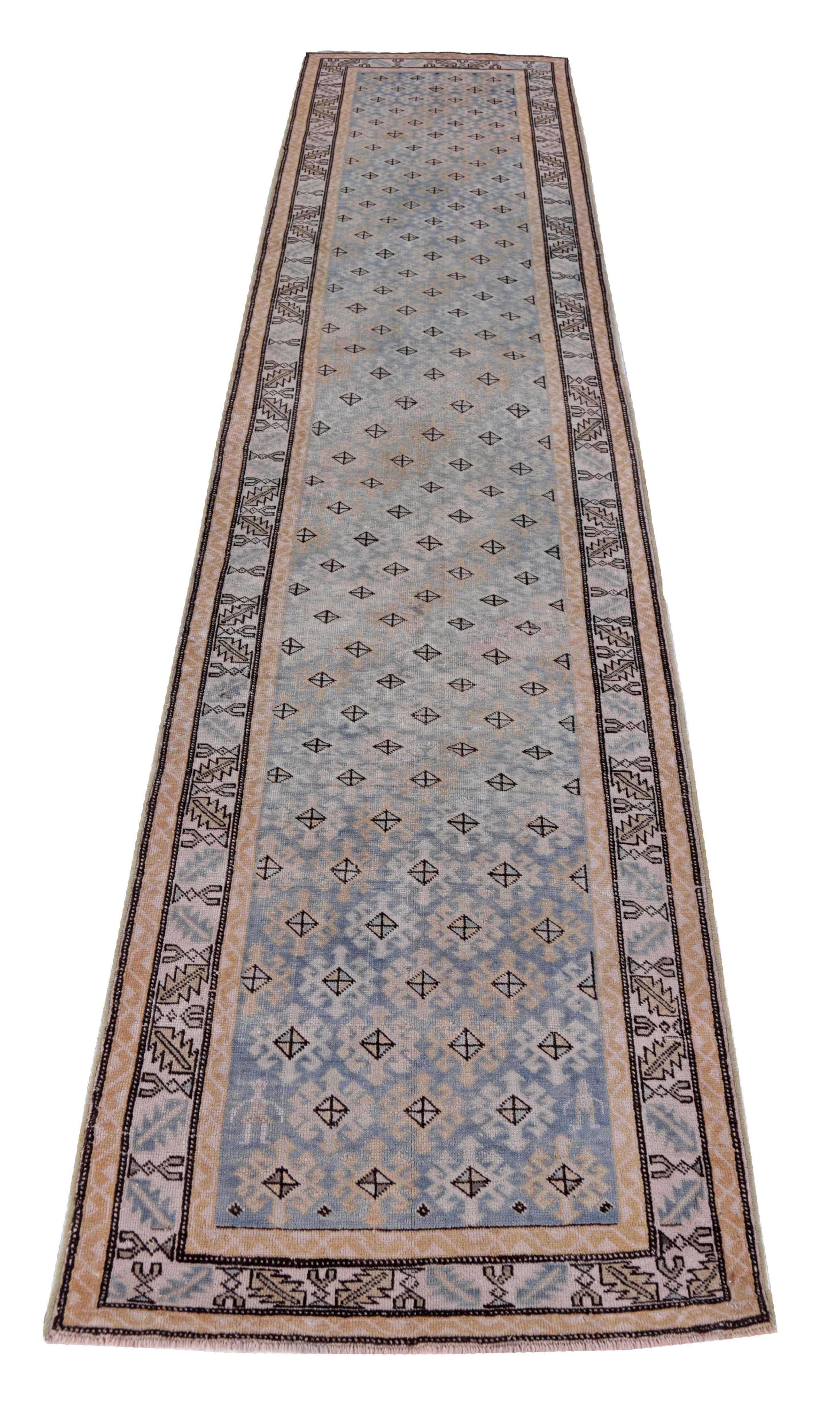 Antiker persischer Läufer, handgewebt aus feinster Schafswolle. Es ist mit natürlichen pflanzlichen Farbstoffen gefärbt, die für Menschen und Haustiere sicher sind. Es handelt sich um ein traditionelles aserbaidschanisches Design, das von erfahrenen