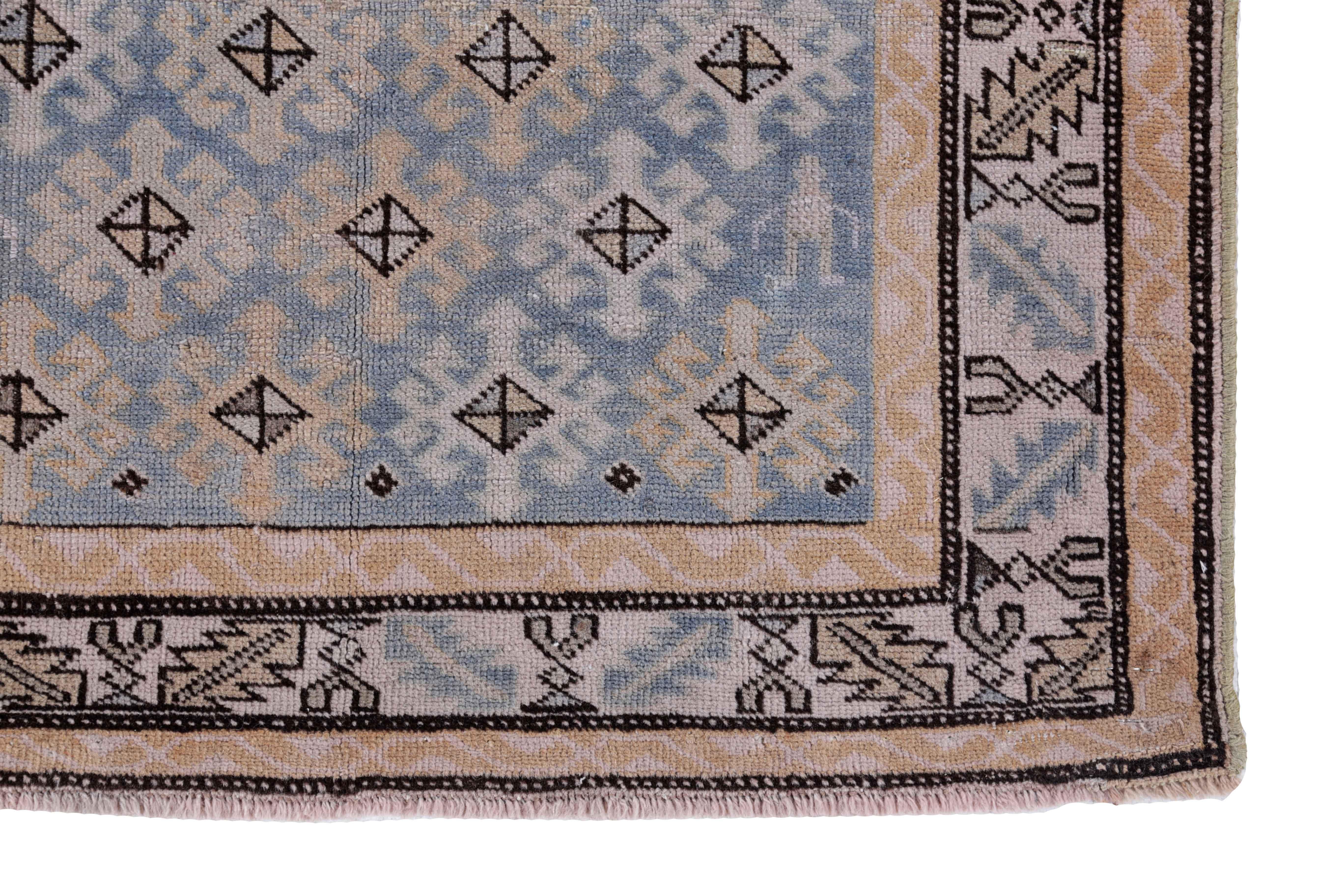 Antiker persischer Läufer mit Azerbaijan-Design aus Persien (Persisch) im Angebot