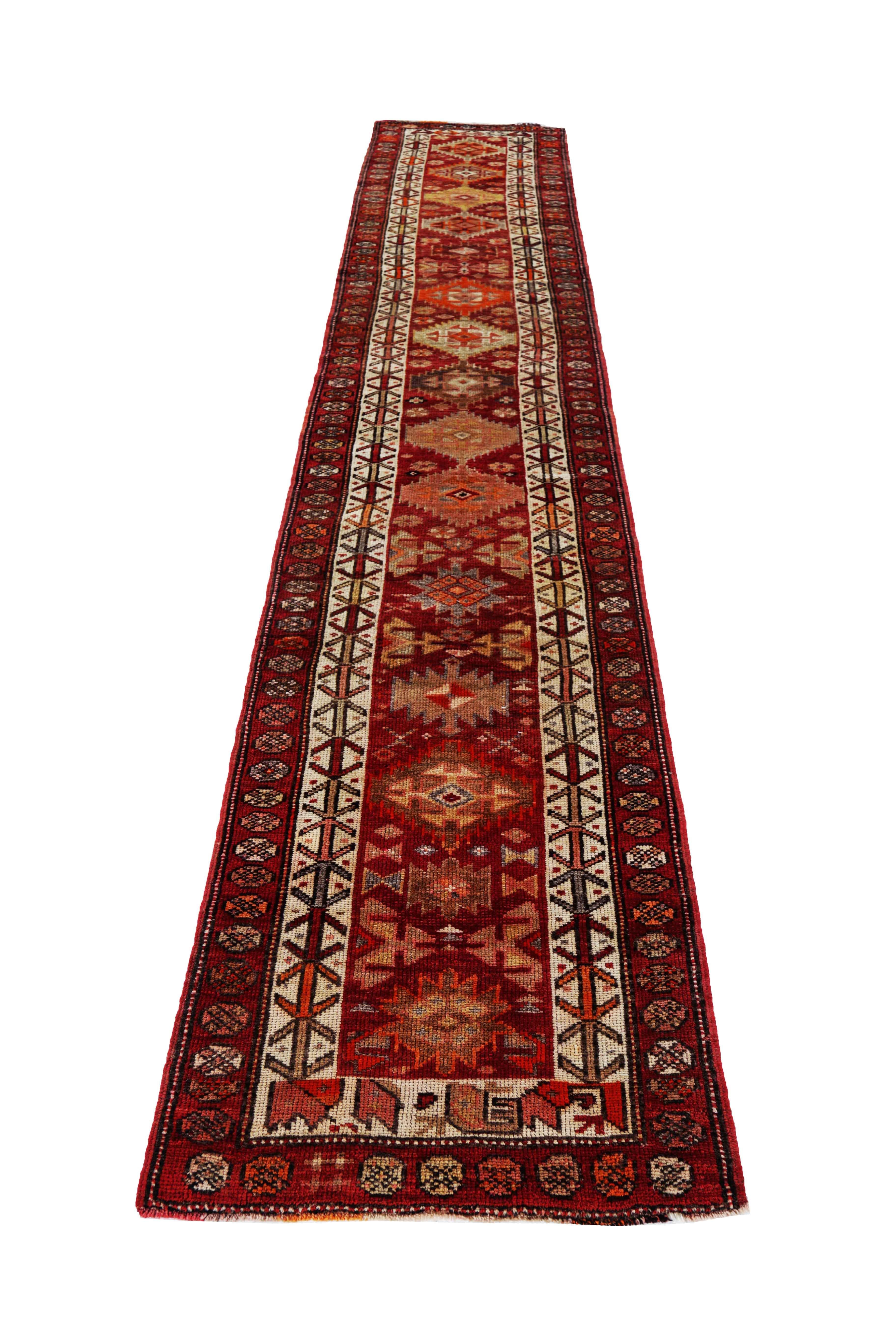 Ancien tapis persan tissé à la main à partir de la laine de mouton la plus fine. Il est coloré avec des teintures végétales entièrement naturelles qui sont sans danger pour les humains et les animaux de compagnie. Il s'agit d'un design traditionnel