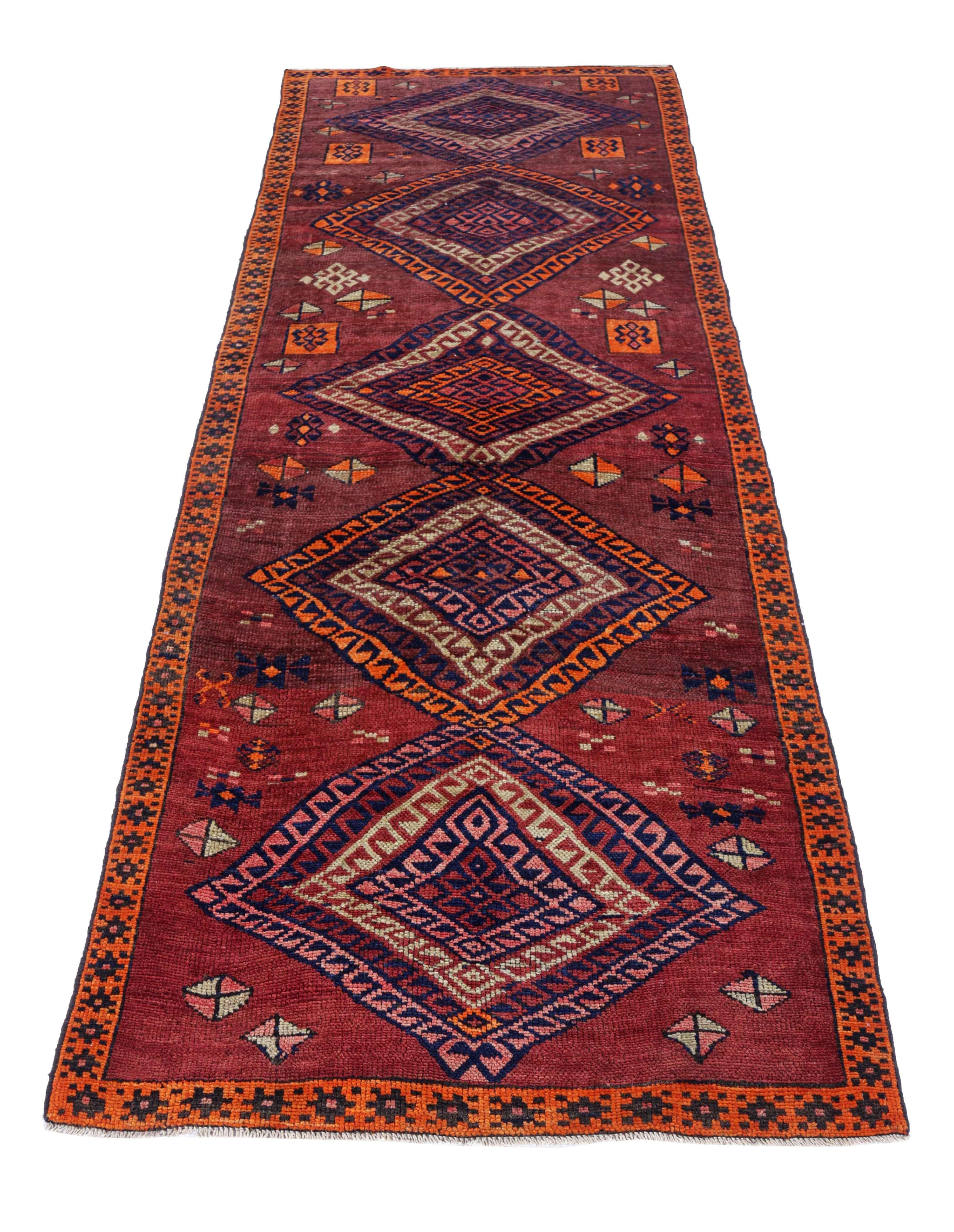 Tapis de course persan ancien tissé à la main à partir de la meilleure laine de mouton. Il est coloré avec des colorants végétaux entièrement naturels, sans danger pour les humains et les animaux de compagnie. Il s'agit d'un modèle traditionnel
