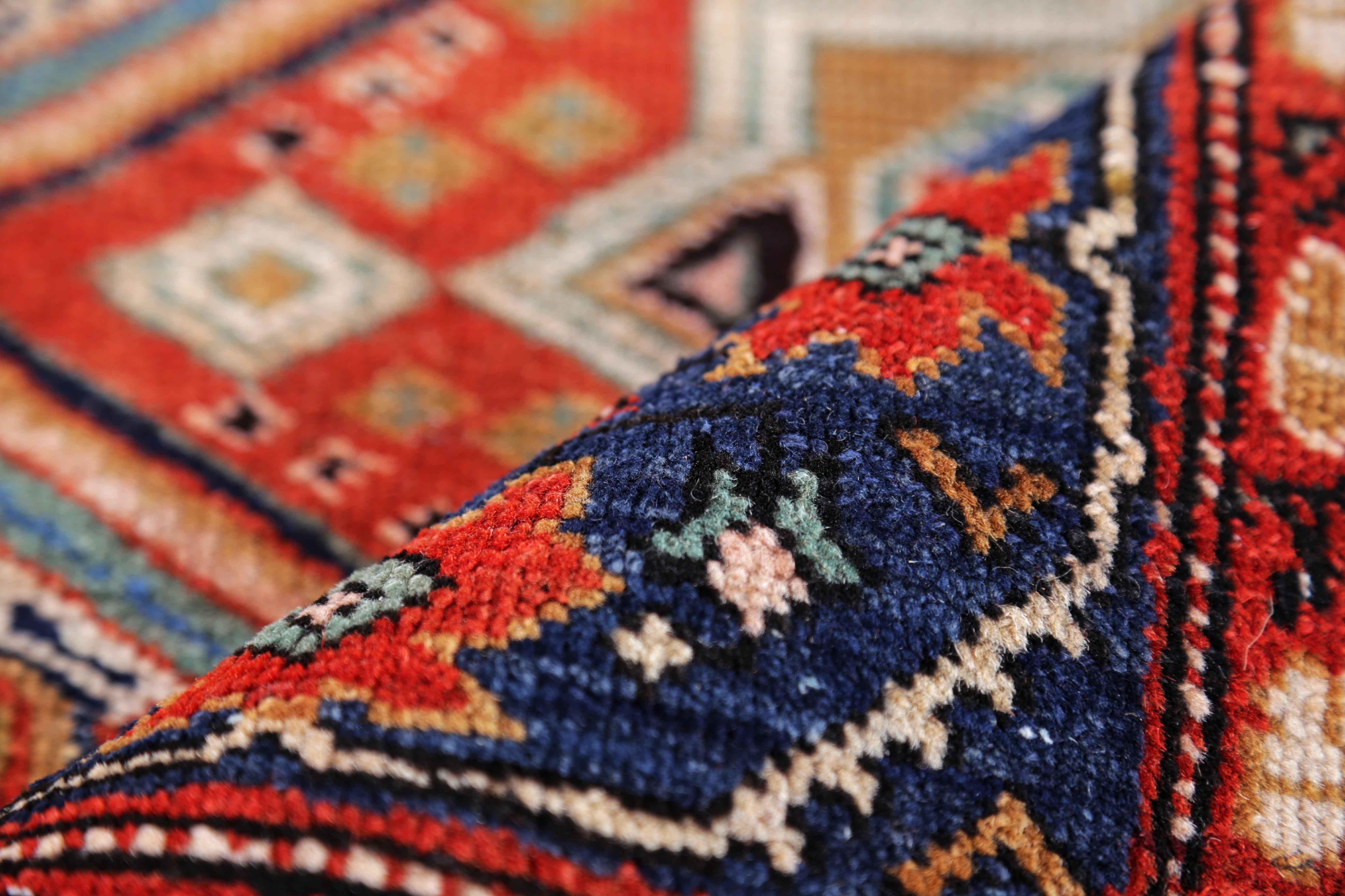 Tapis de couloir persan ancien design azerbaïdjan Excellent état - En vente à Dallas, TX