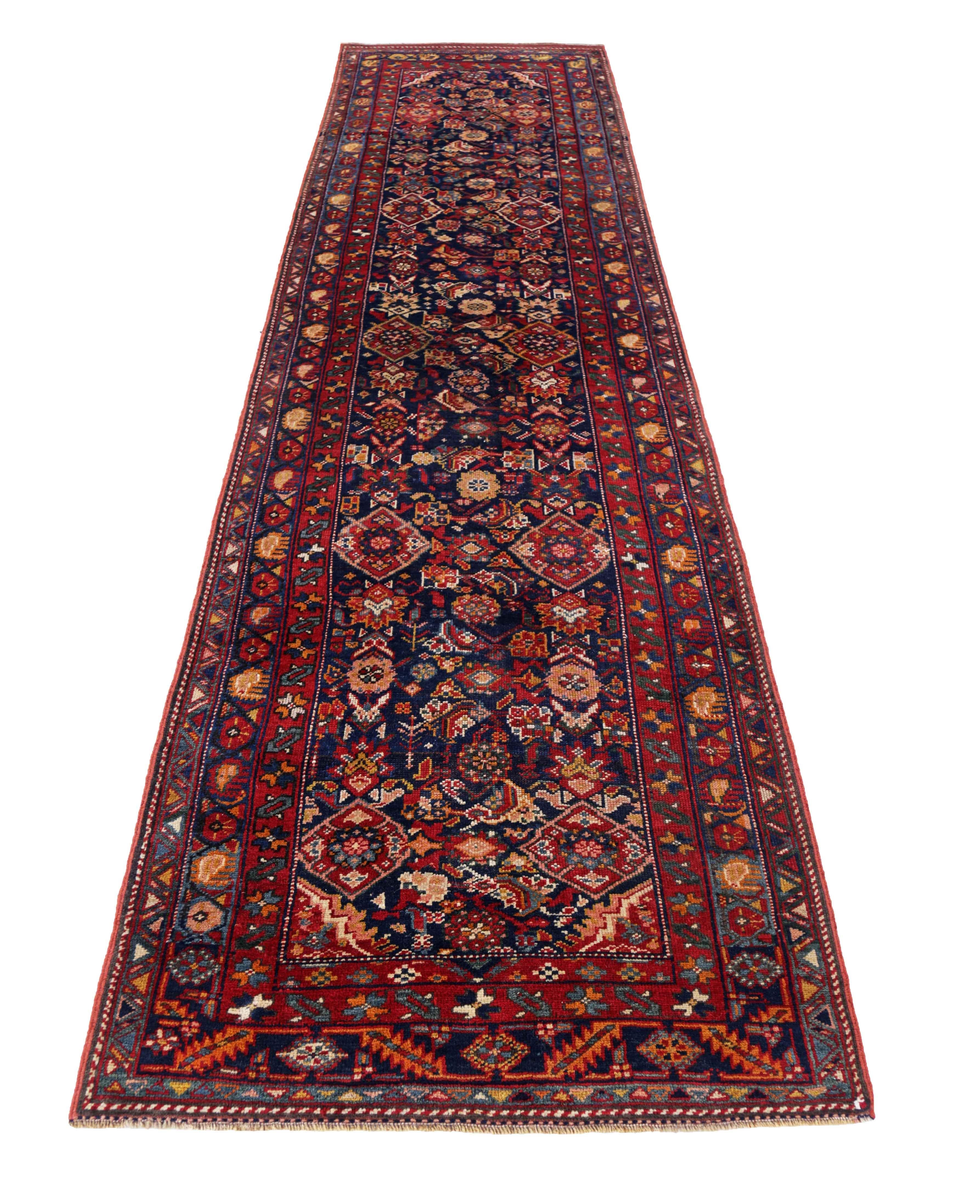 Tapis de course persan ancien tissé à la main à partir de la meilleure laine de mouton. Il est coloré avec des colorants végétaux entièrement naturels, sans danger pour les humains et les animaux de compagnie. Il s'agit d'un modèle traditionnel