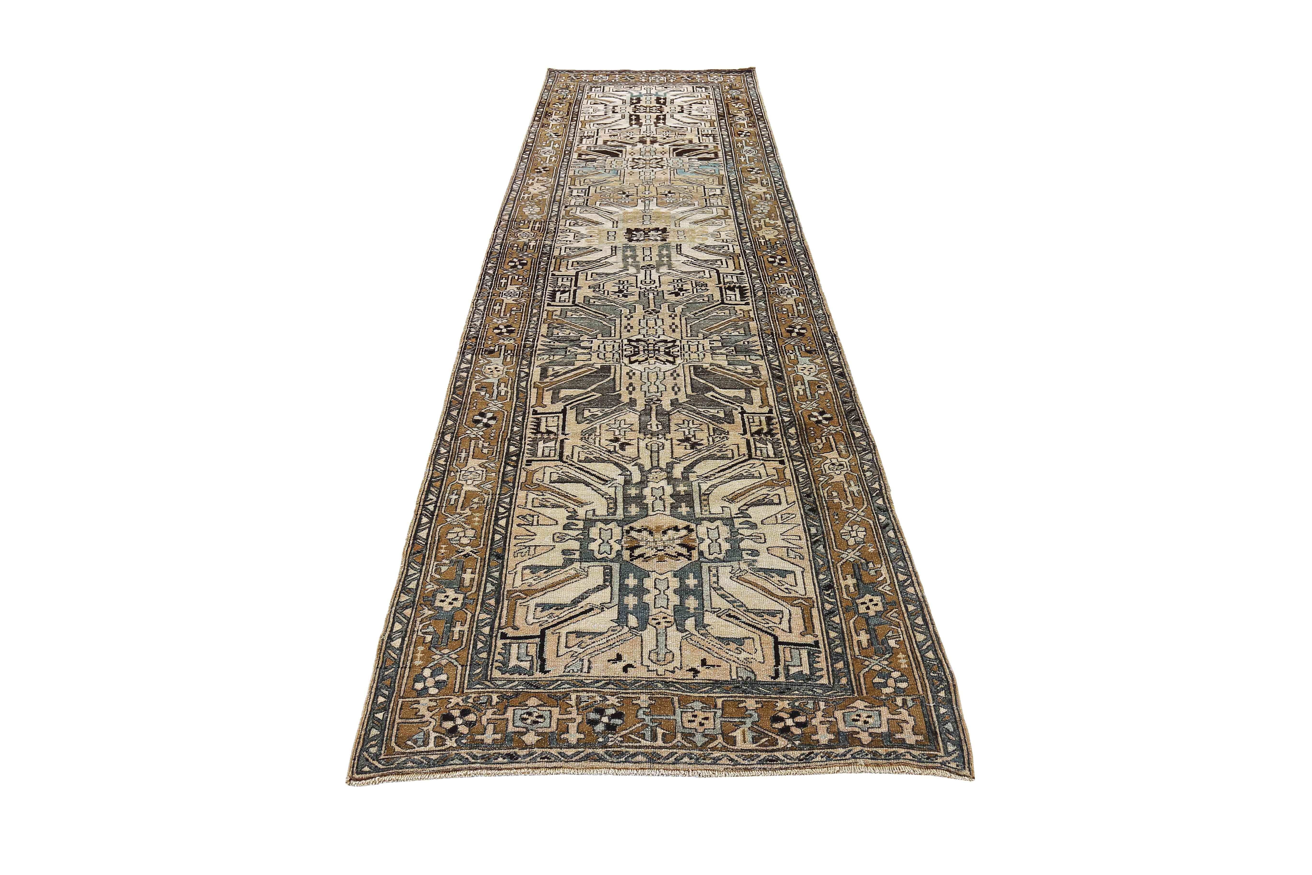 Tapis de course persan ancien tissé à la main à partir de la meilleure laine de mouton. Il est coloré avec des colorants végétaux entièrement naturels, sans danger pour les humains et les animaux de compagnie. Il s'agit d'un modèle traditionnel