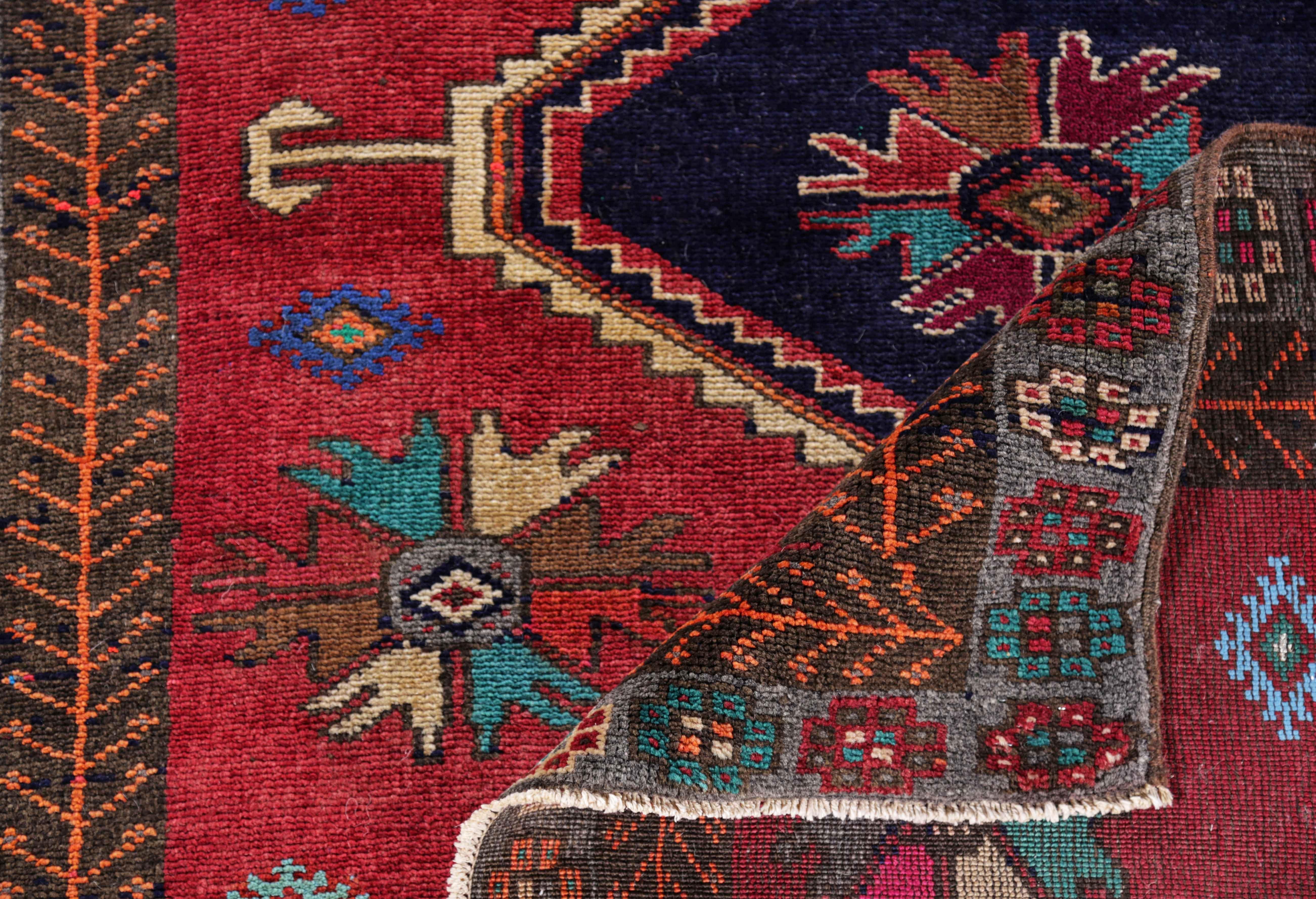 Antiker persischer Läufer mit Azerbaijan-Design aus Persien (20. Jahrhundert) im Angebot
