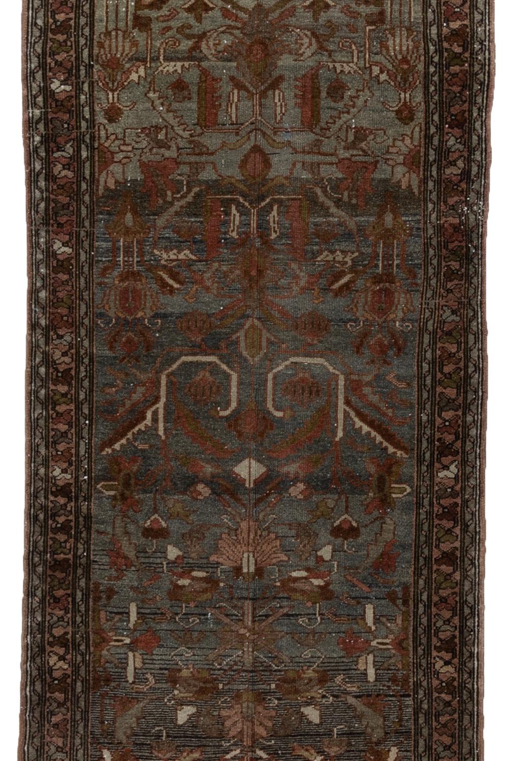 Circa 1910
Pile : Faible-moyen
MATERIAL : Laine sur coton
Notes d'usure : 1

Guide d'usure :
Les tapis vintage et anciens sont par nature en mauvais état et peuvent présenter des traces de leur passé. Il existe différents degrés d'usure des