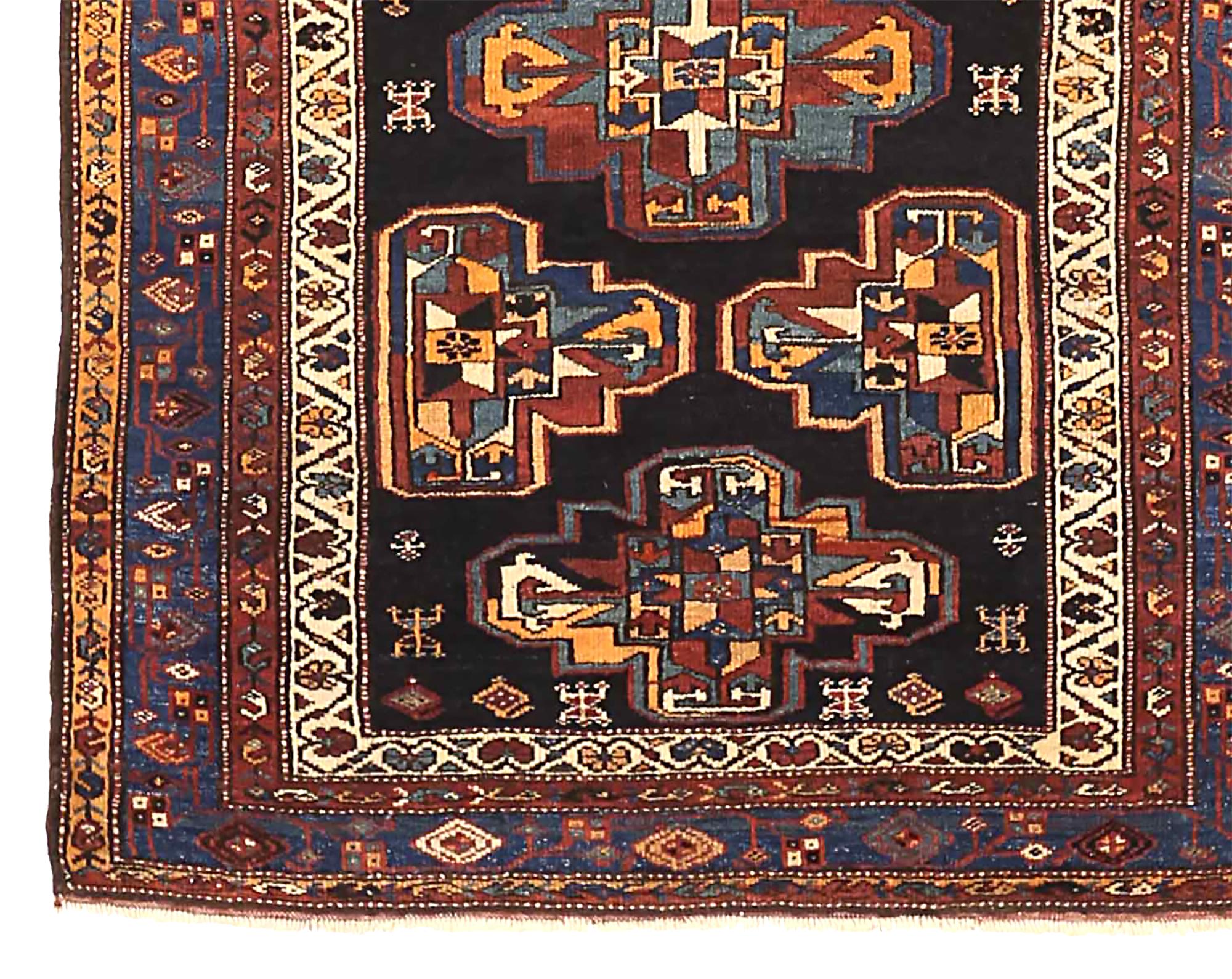 Autre Tapis de couloir persan ancien à motifs Hamedan en vente