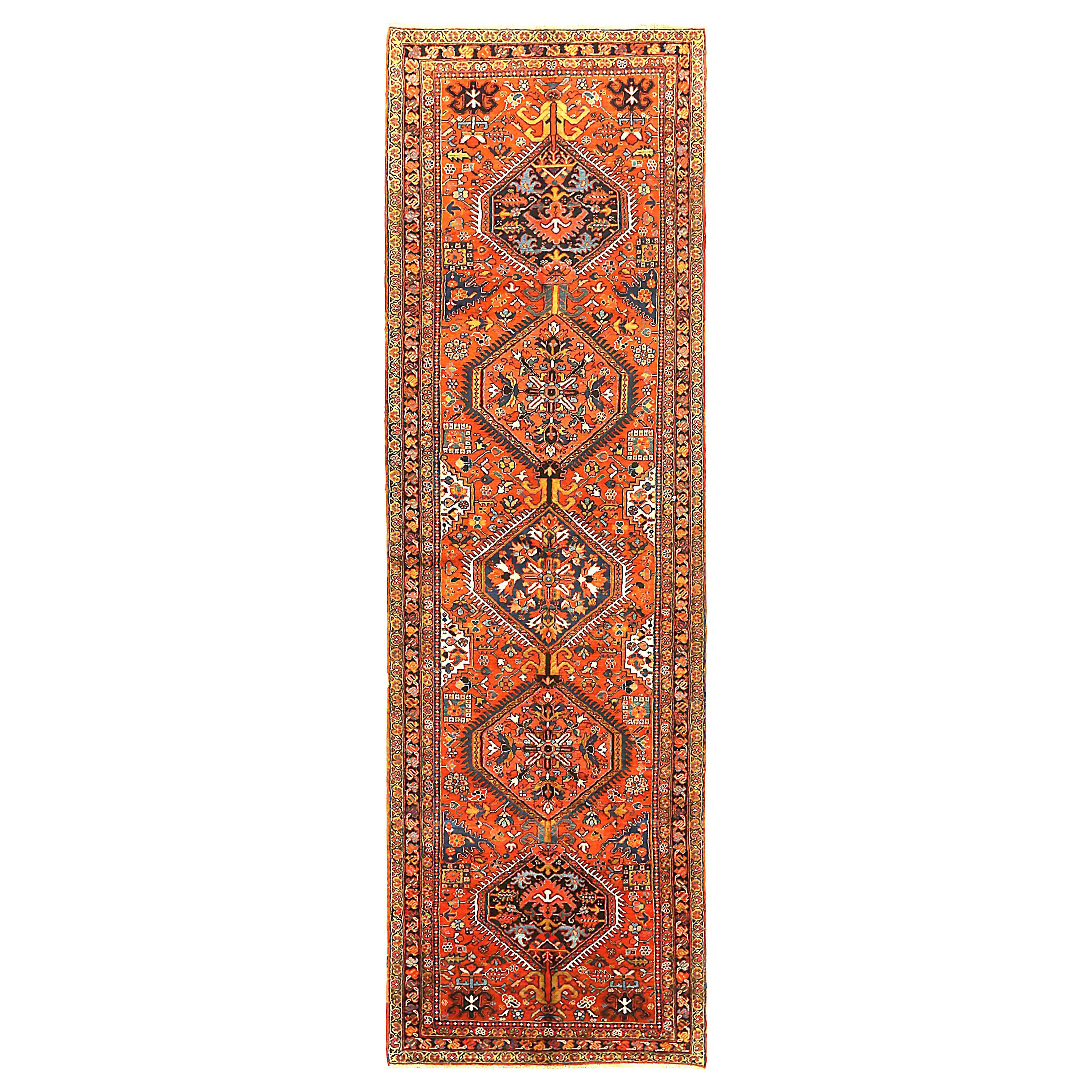 Tapis de couloir persan ancien design Heriz en vente