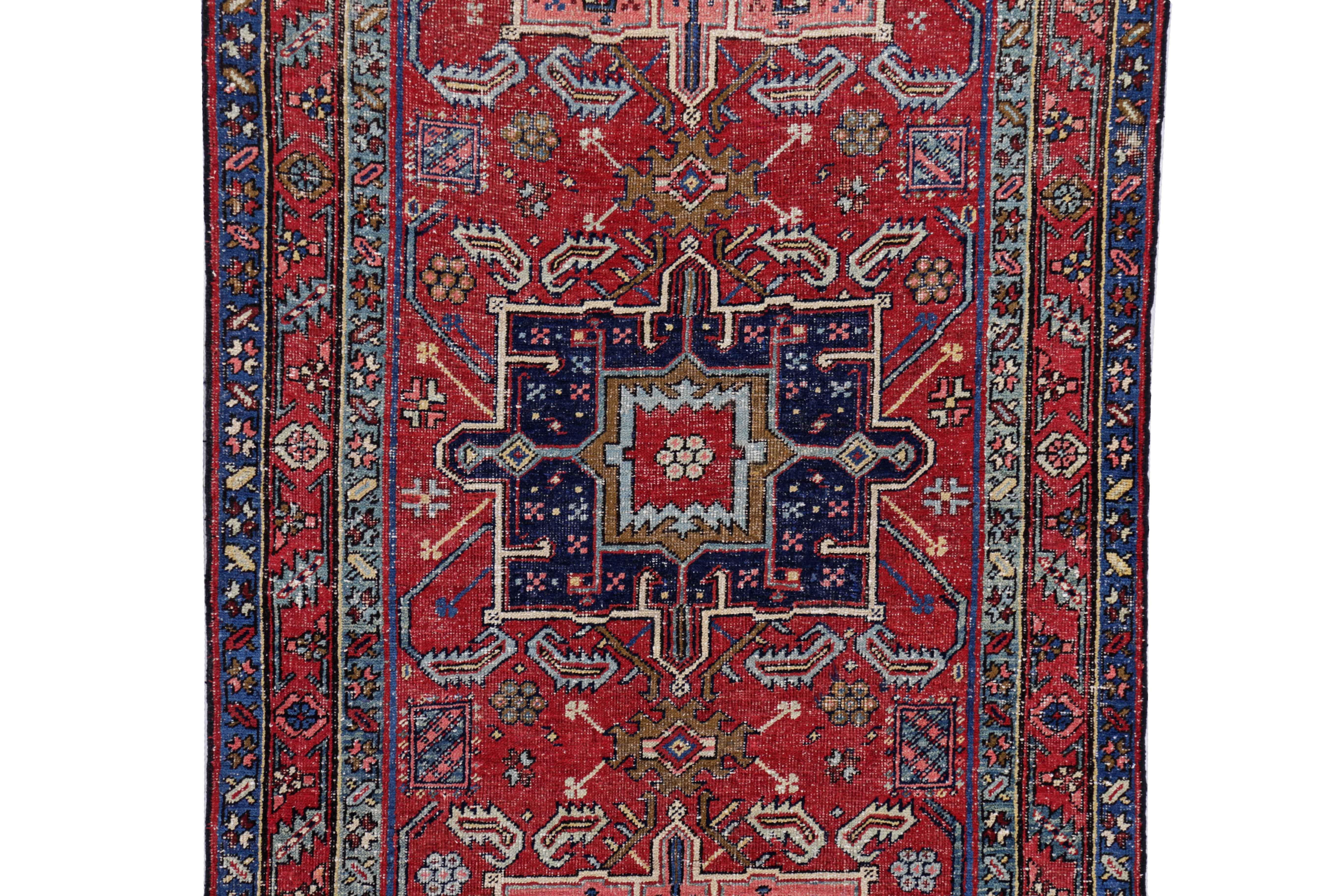 Antiker persischer Läufer im Heriz-Design (Heriz Serapi) im Angebot
