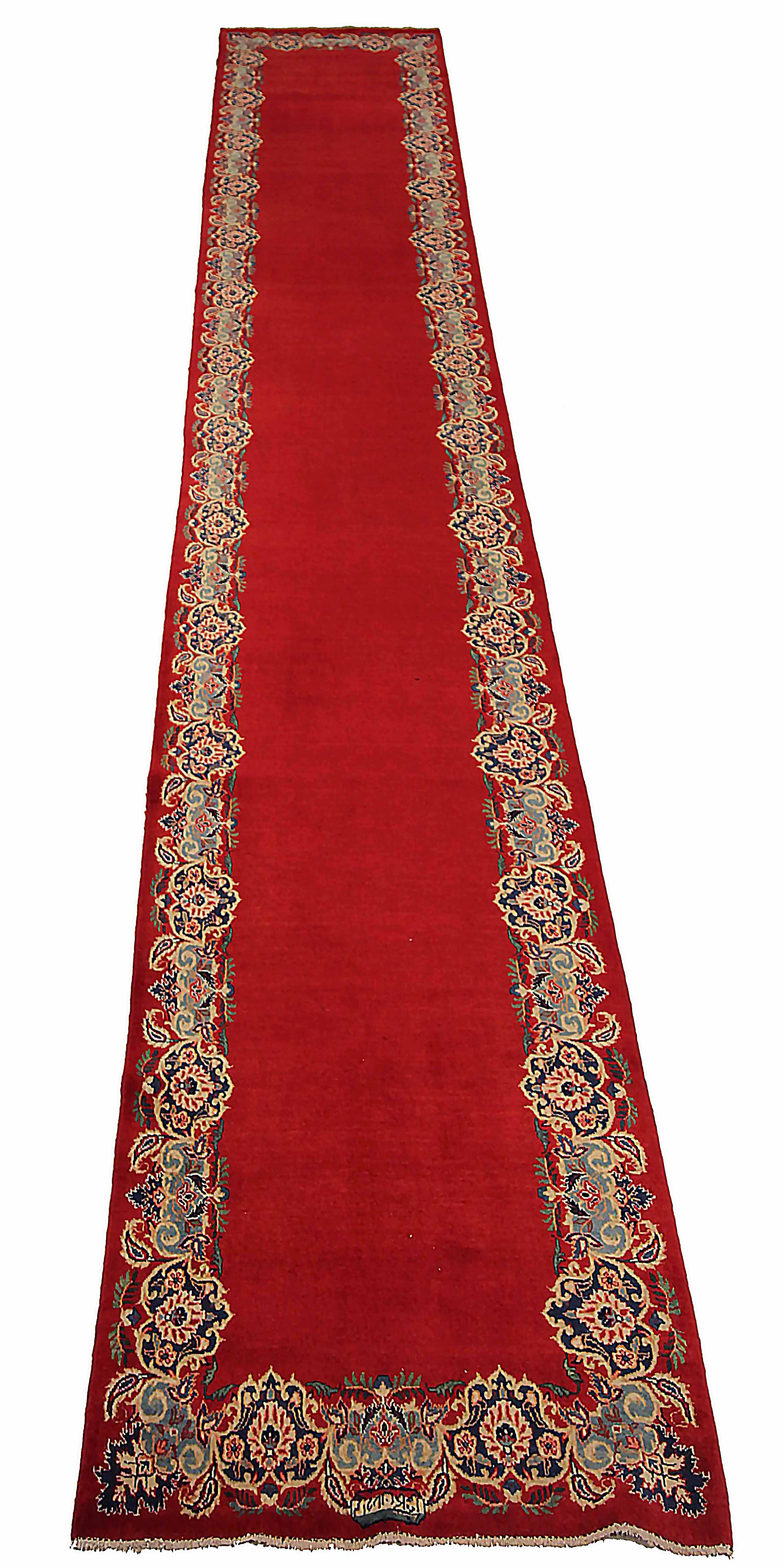 Antiker persischer Läufer, handgewebt aus feinster Schafswolle. Es ist mit natürlichen pflanzlichen Farbstoffen gefärbt, die für Menschen und Haustiere sicher sind. Es handelt sich um ein traditionelles Kashan-Design, das von erfahrenen