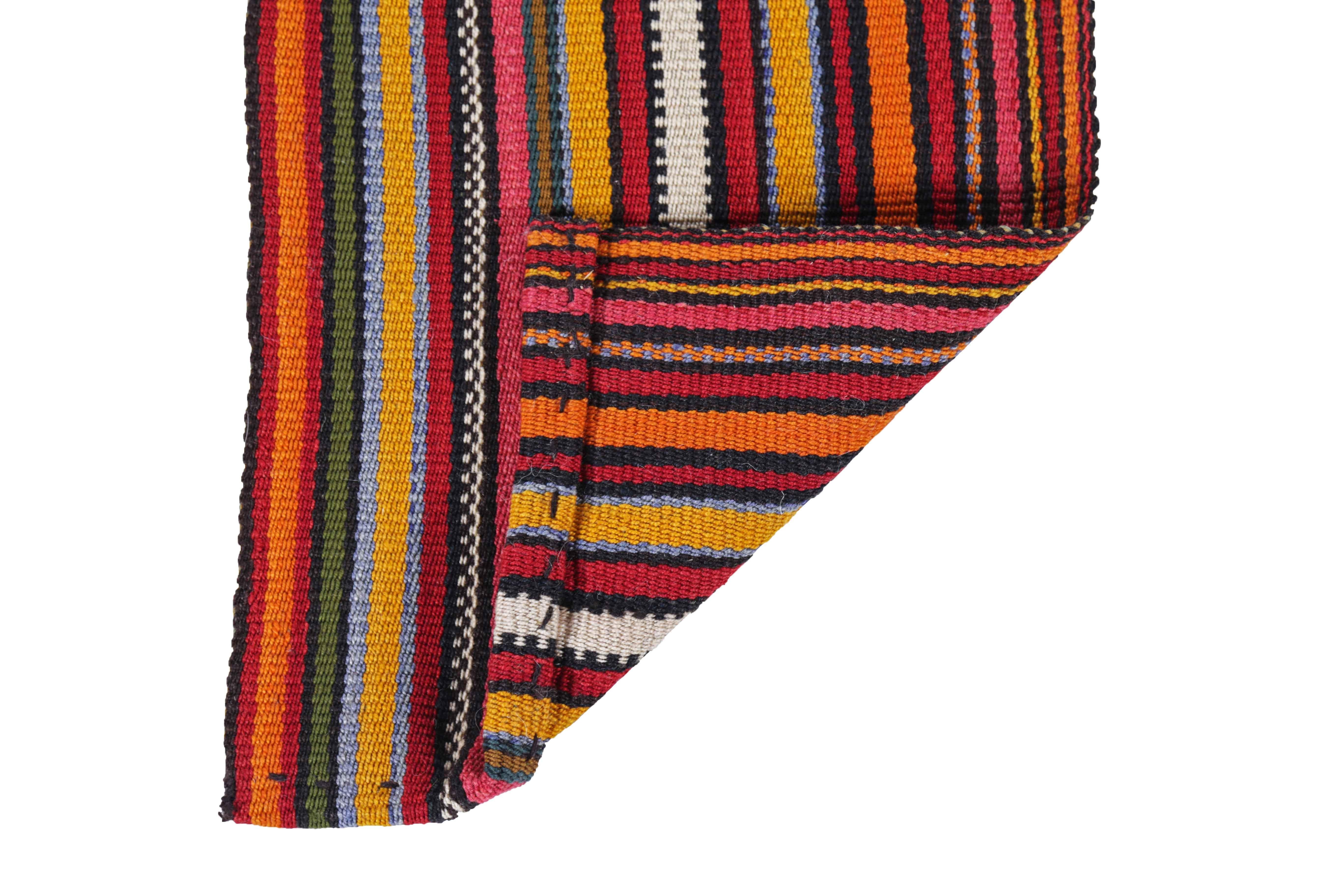 Tapis de couloir persan ancien à motif Kilim en vente 1