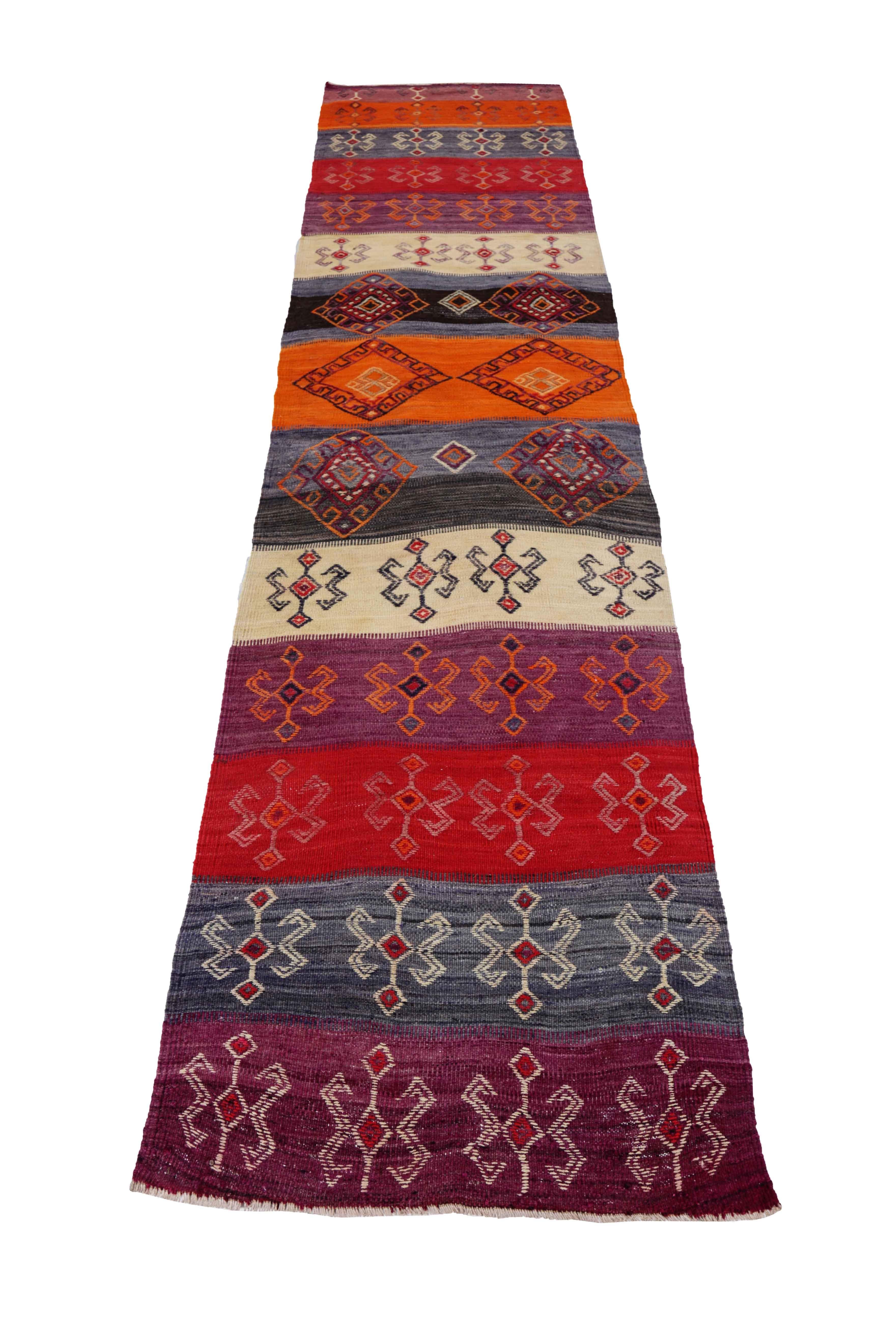 Antiker persischer Läufer, handgewebt aus feinster Schafswolle. Es ist mit natürlichen pflanzlichen Farbstoffen gefärbt, die für Menschen und Haustiere sicher sind. Es handelt sich um ein traditionelles Kilim-Design, das von erfahrenen