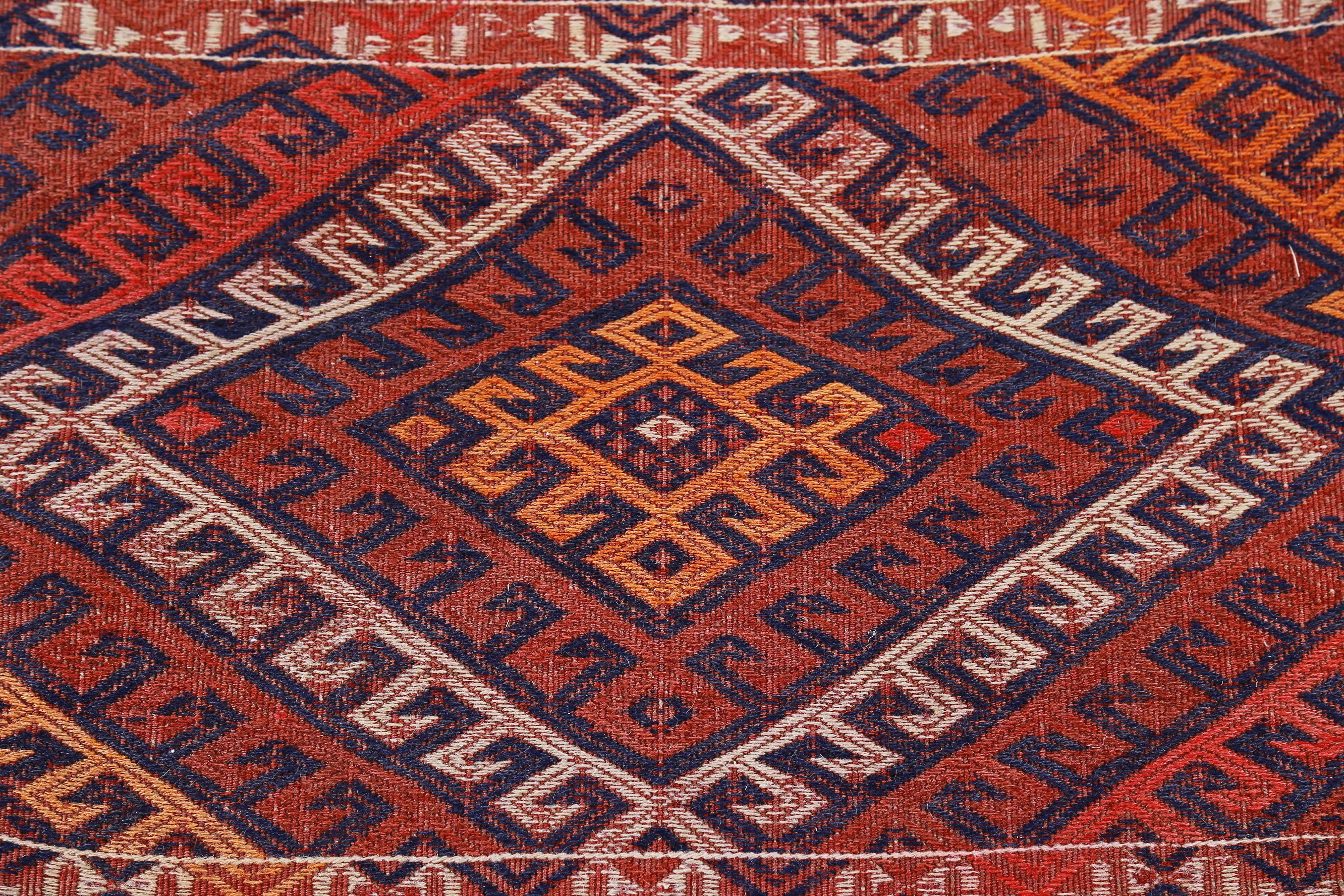 Antiker persischer Läufer, handgewebt aus feinster Schafswolle. Es ist mit natürlichen pflanzlichen Farbstoffen gefärbt, die für Menschen und Haustiere sicher sind. Es handelt sich um ein traditionelles Kilim-Design, das von erfahrenen