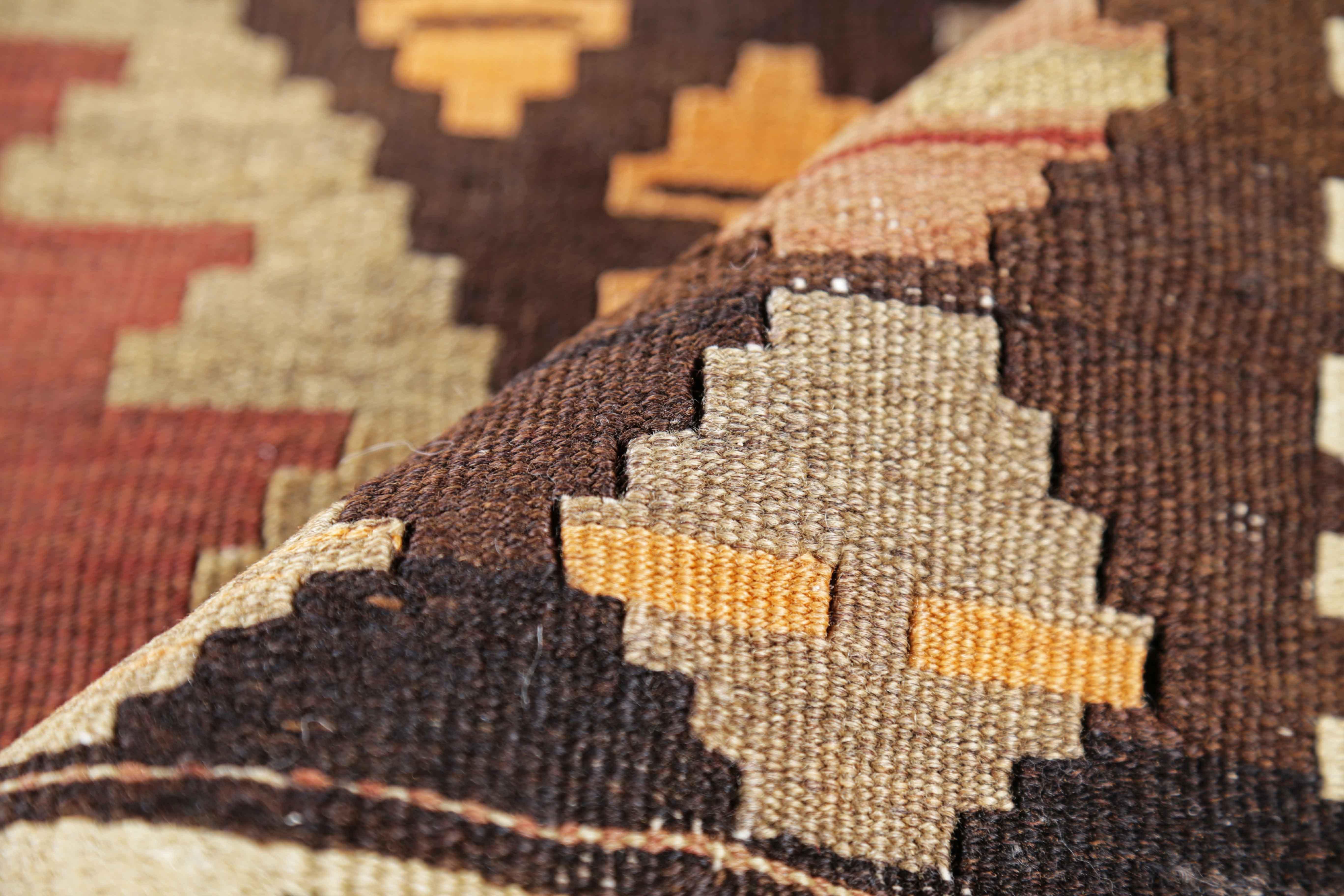 Laine Tapis de couloir persan ancien à motif Kilim en vente