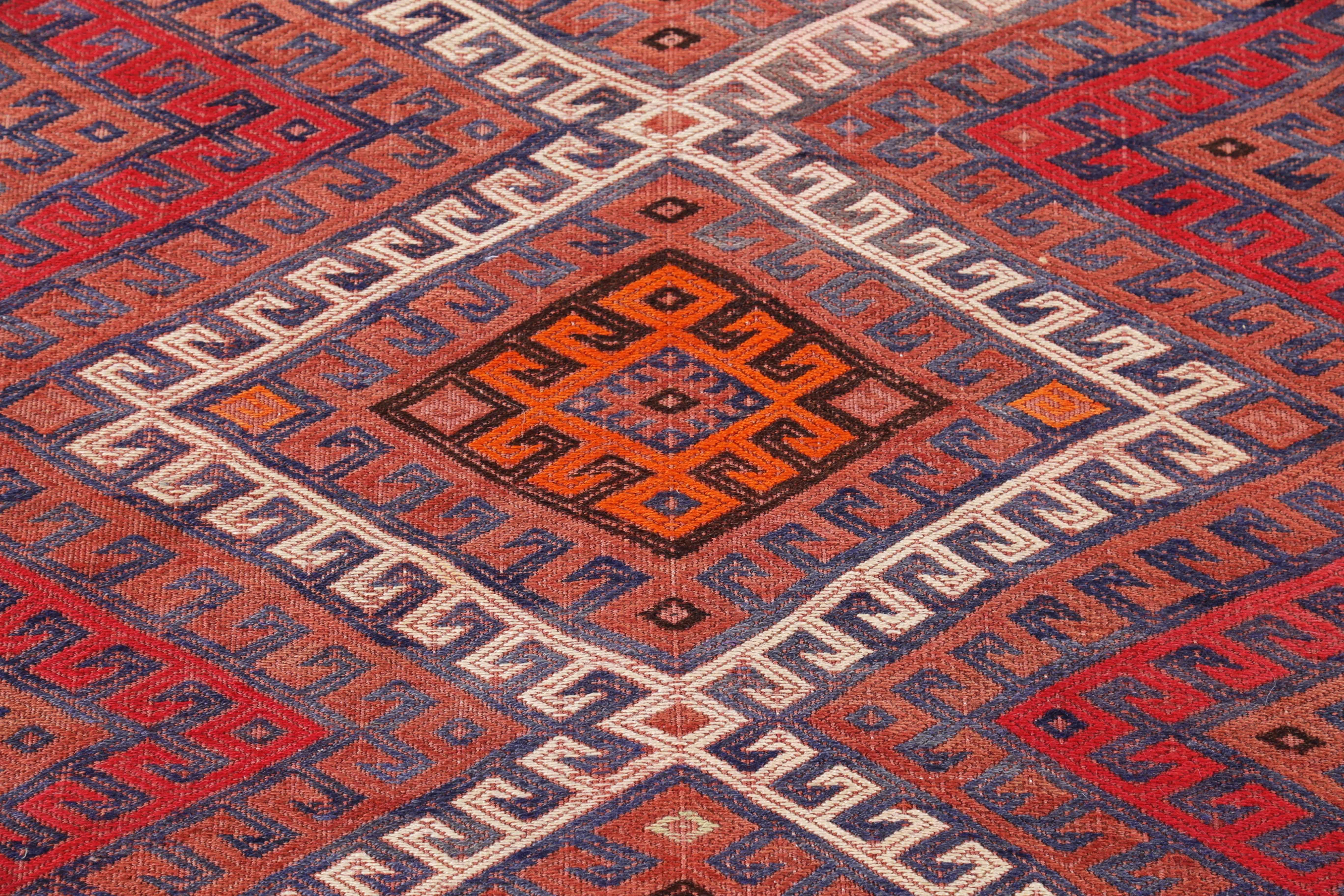 Antiker persischer Läufer-Teppich im Kelim-Design (Handgewebt) im Angebot
