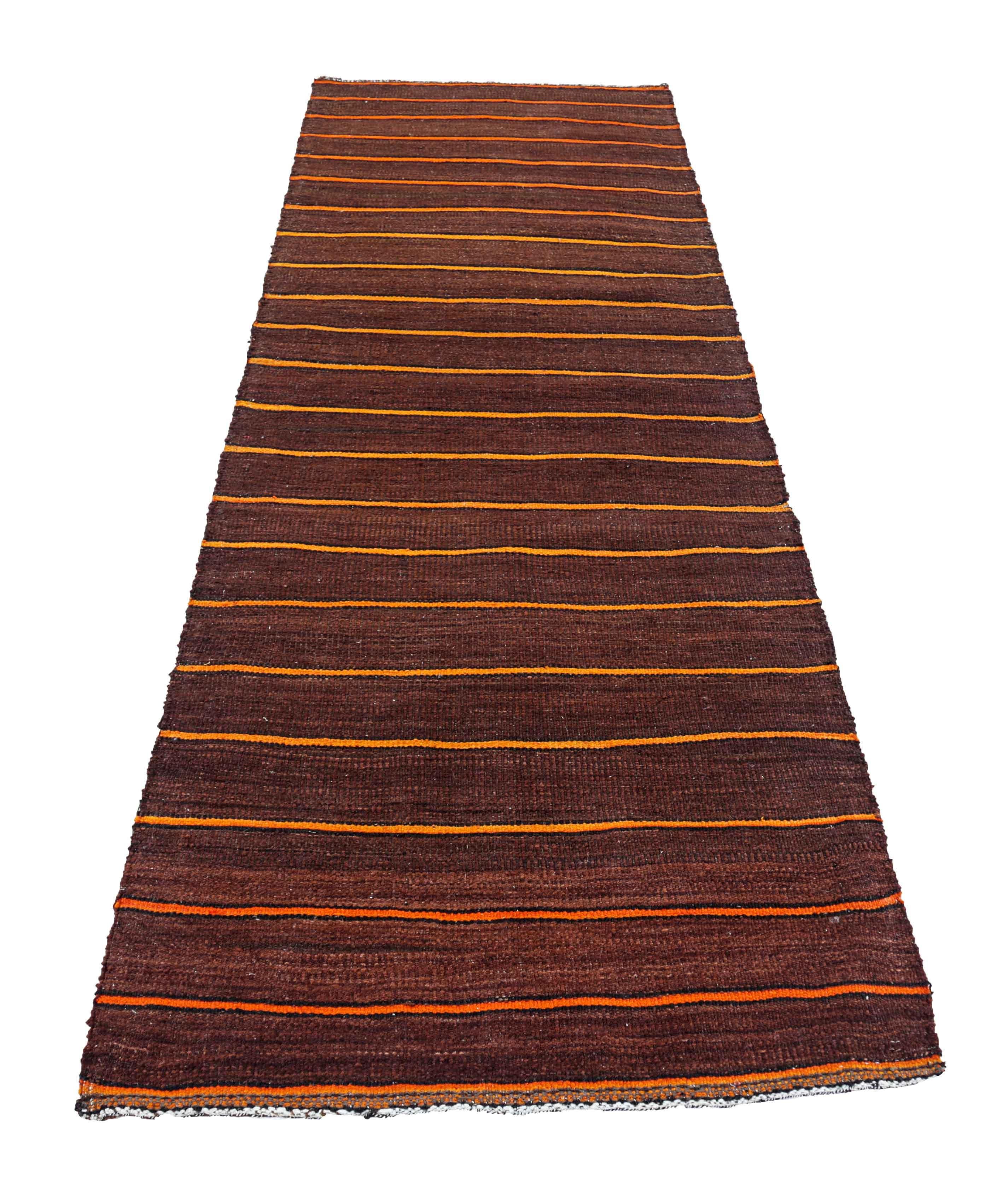 Tapis de course persan ancien tissé à la main à partir de la meilleure laine de mouton. Il est coloré avec des colorants végétaux entièrement naturels, sans danger pour les humains et les animaux de compagnie. Il s'agit d'un motif Kilim traditionnel