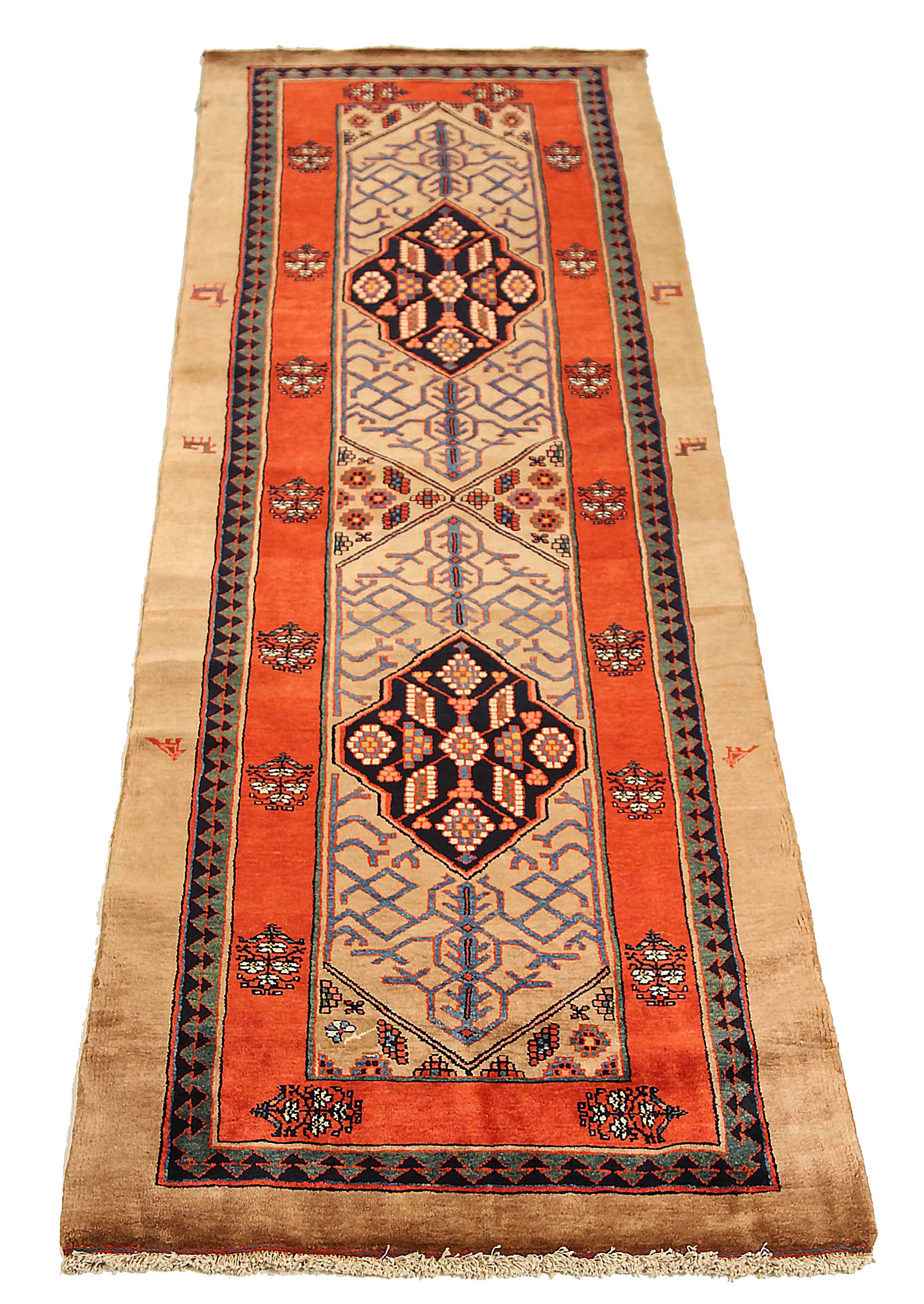 Antiker persischer Läufer, handgewebt aus feinster Schafswolle. Es ist mit natürlichen pflanzlichen Farbstoffen gefärbt, die für Menschen und Haustiere sicher sind. Es ist ein traditionelles Malayer-Design, das von erfahrenen Kunsthandwerkern