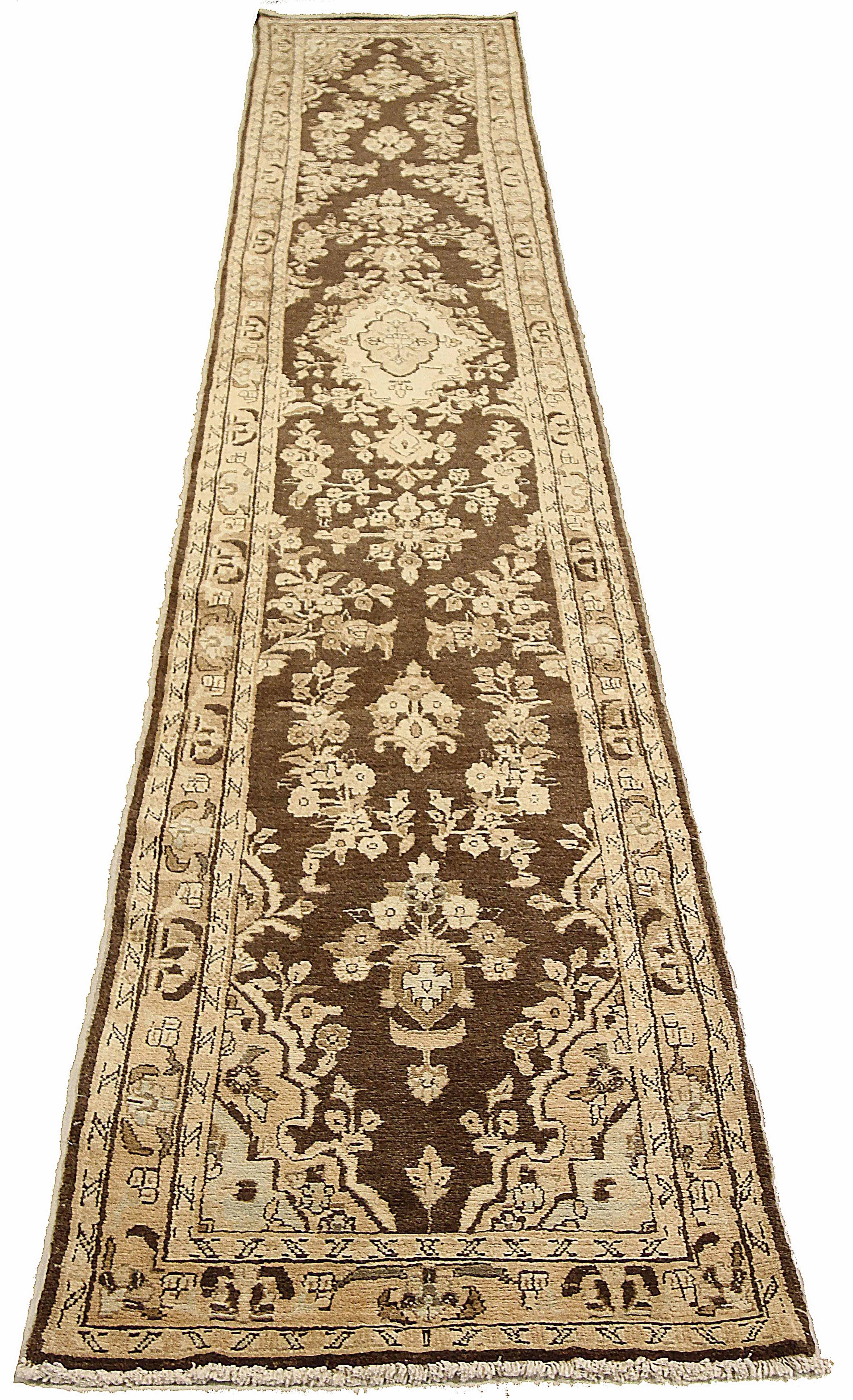 Antiker persischer Läufer, handgewebt aus feinster Schafswolle. Es ist mit natürlichen pflanzlichen Farbstoffen gefärbt, die für Menschen und Haustiere sicher sind. Es ist ein traditionelles Malayer-Design, das von erfahrenen Kunsthandwerkern