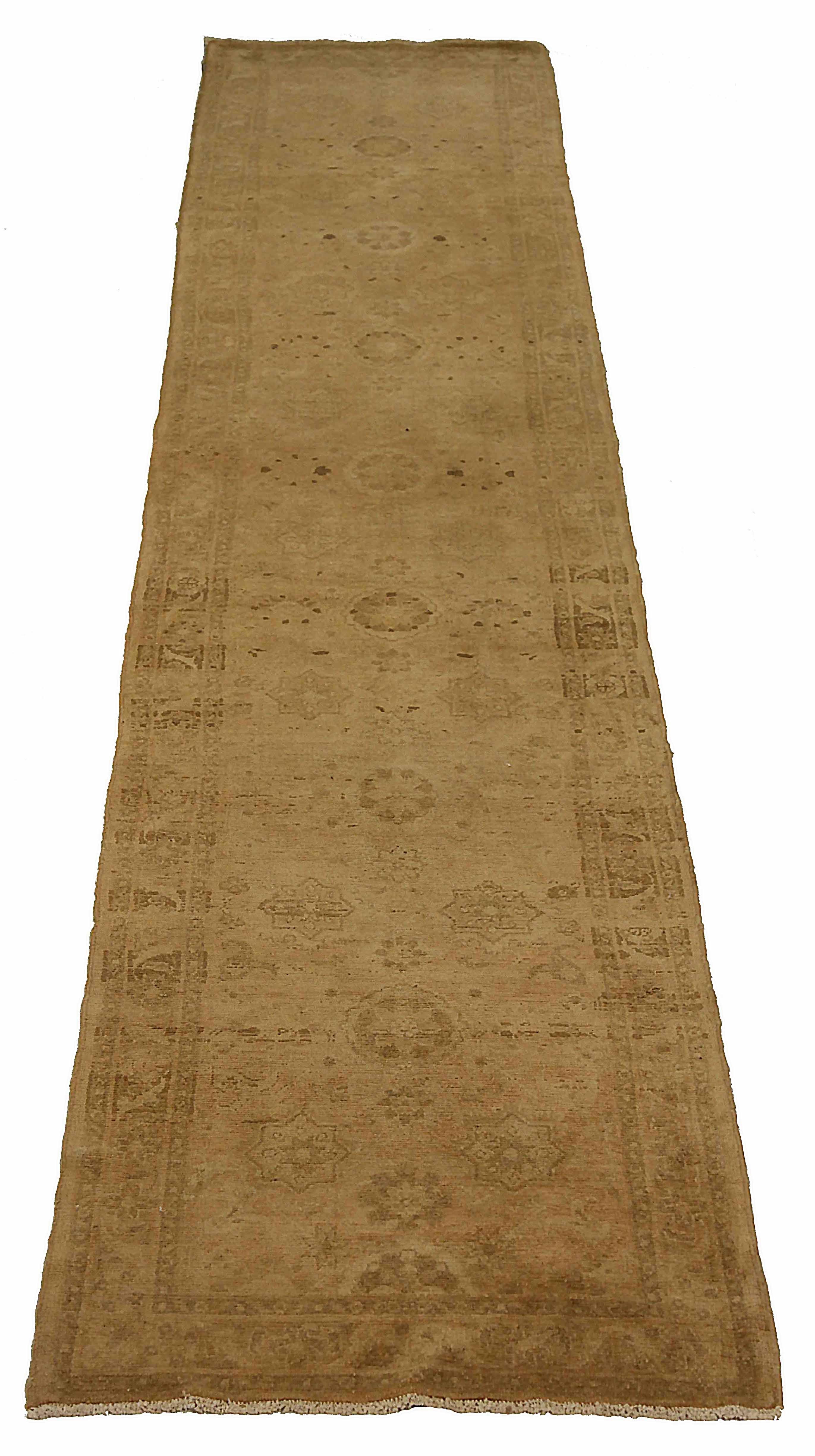 Tapis de course persan ancien tissé à la main à partir de la meilleure laine de mouton. Il est coloré avec des colorants végétaux entièrement naturels, sans danger pour les humains et les animaux de compagnie. Il s'agit d'un motif traditionnel