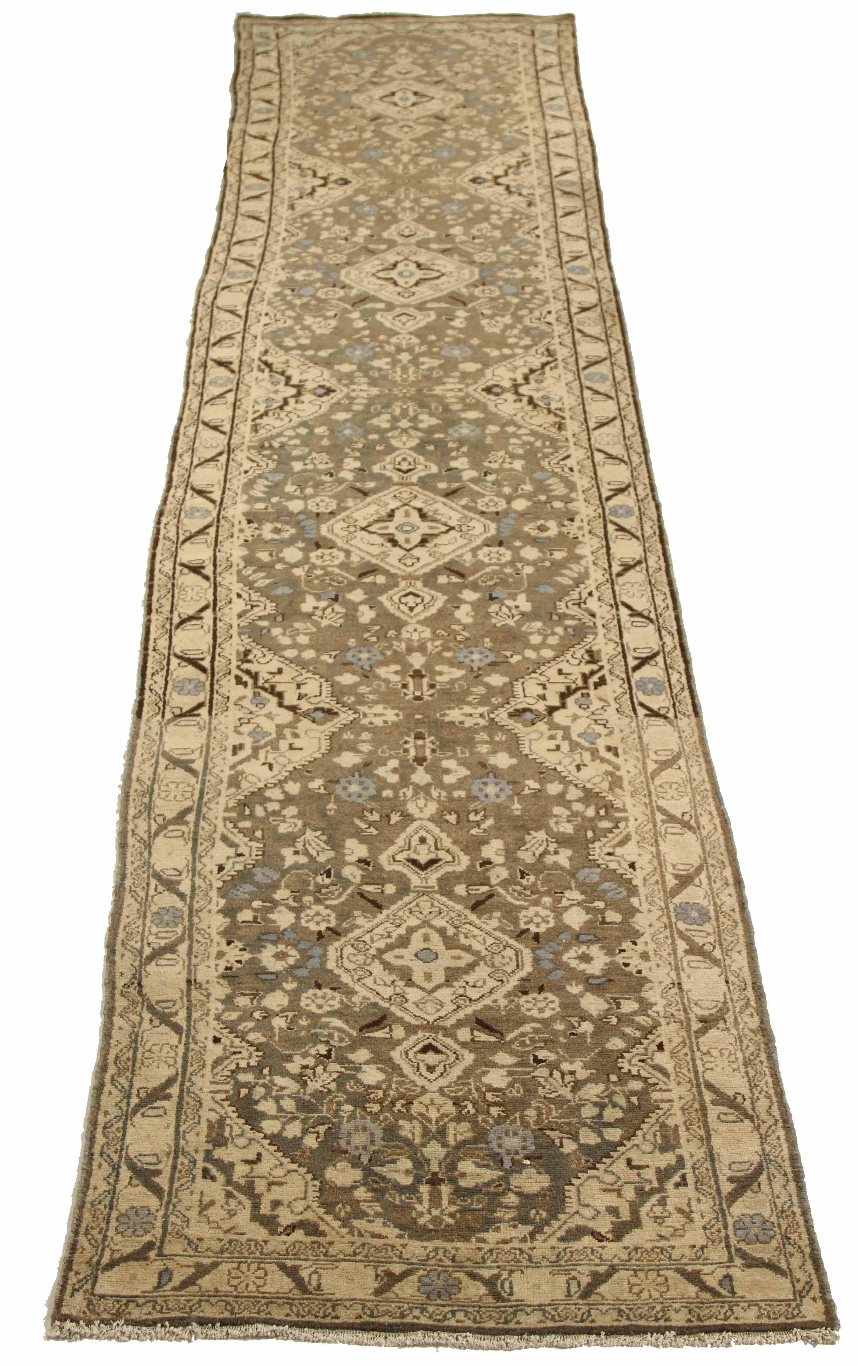 Tapis de course persan ancien tissé à la main à partir de la meilleure laine de mouton. Il est coloré avec des colorants végétaux entièrement naturels, sans danger pour les humains et les animaux de compagnie. Il s'agit d'un motif traditionnel