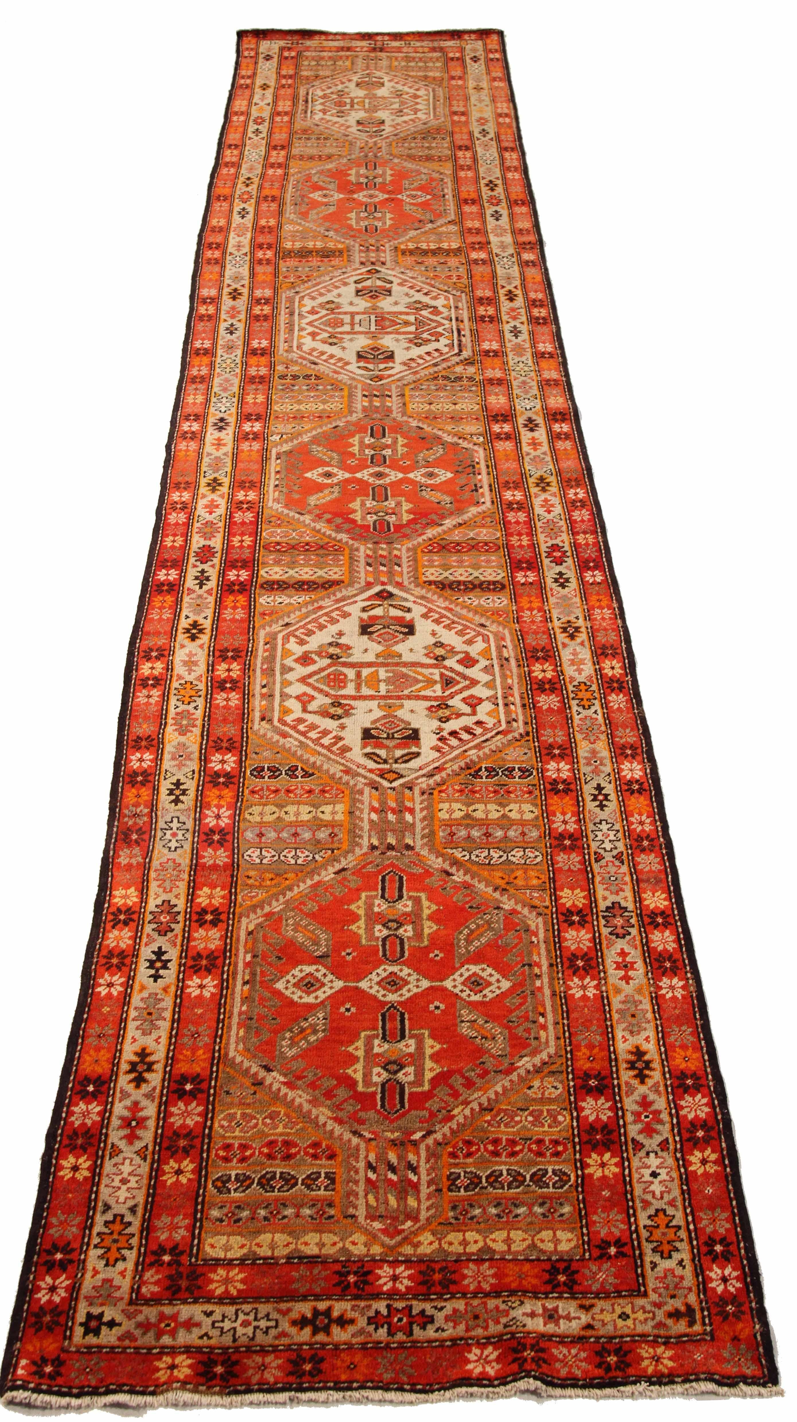 Tapis de course persan ancien tissé à la main à partir de la meilleure laine de mouton. Il est coloré avec des colorants végétaux entièrement naturels, sans danger pour les humains et les animaux de compagnie. Il s'agit d'un motif traditionnel