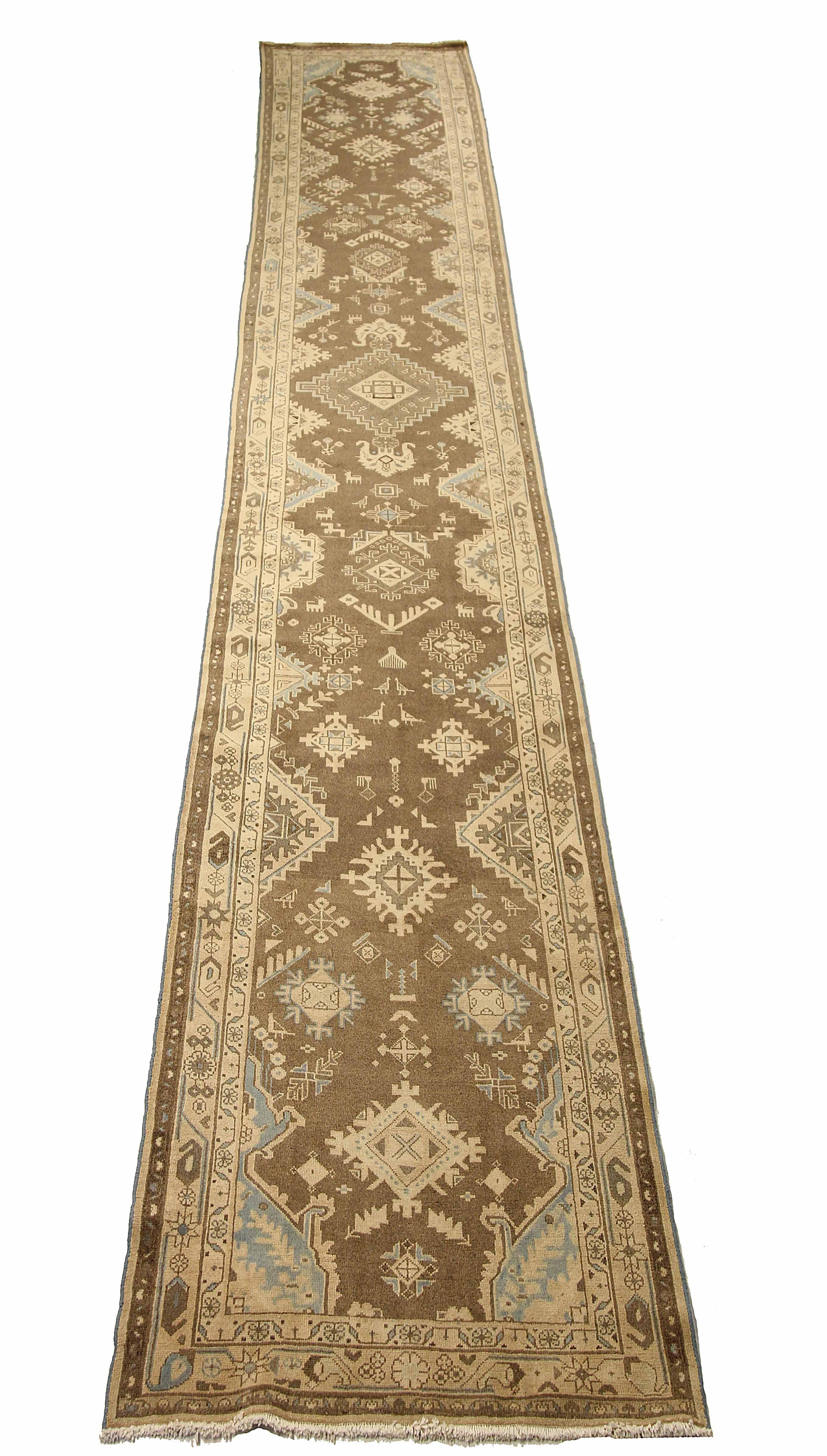 Tapis de course persan ancien tissé à la main à partir de la meilleure laine de mouton. Il est coloré avec des colorants végétaux entièrement naturels, sans danger pour les humains et les animaux de compagnie. Il s'agit d'un motif traditionnel