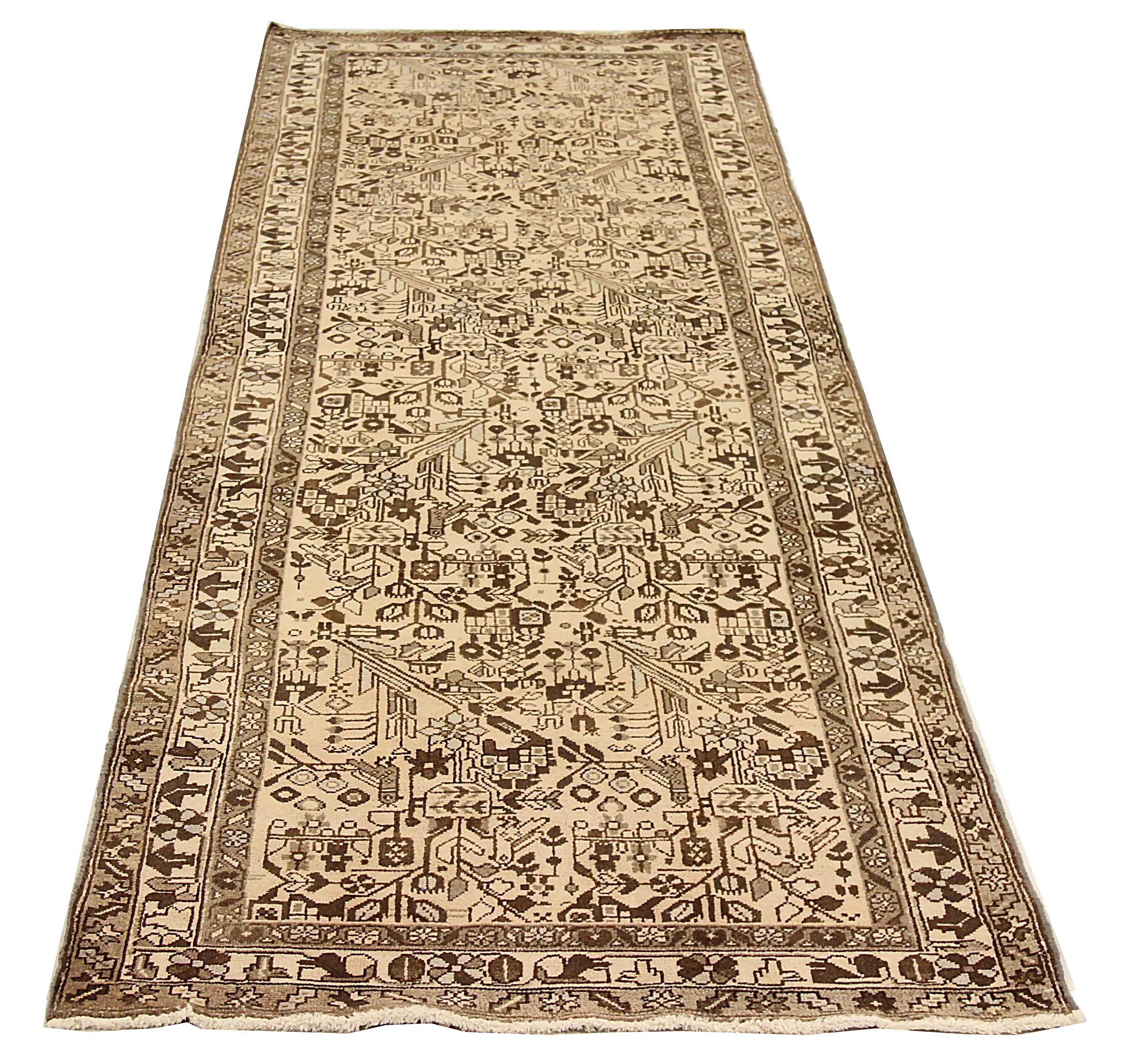 Tapis de course persan ancien tissé à la main à partir de la meilleure laine de mouton. Il est coloré avec des colorants végétaux entièrement naturels, sans danger pour les humains et les animaux de compagnie. Il s'agit d'un motif traditionnel