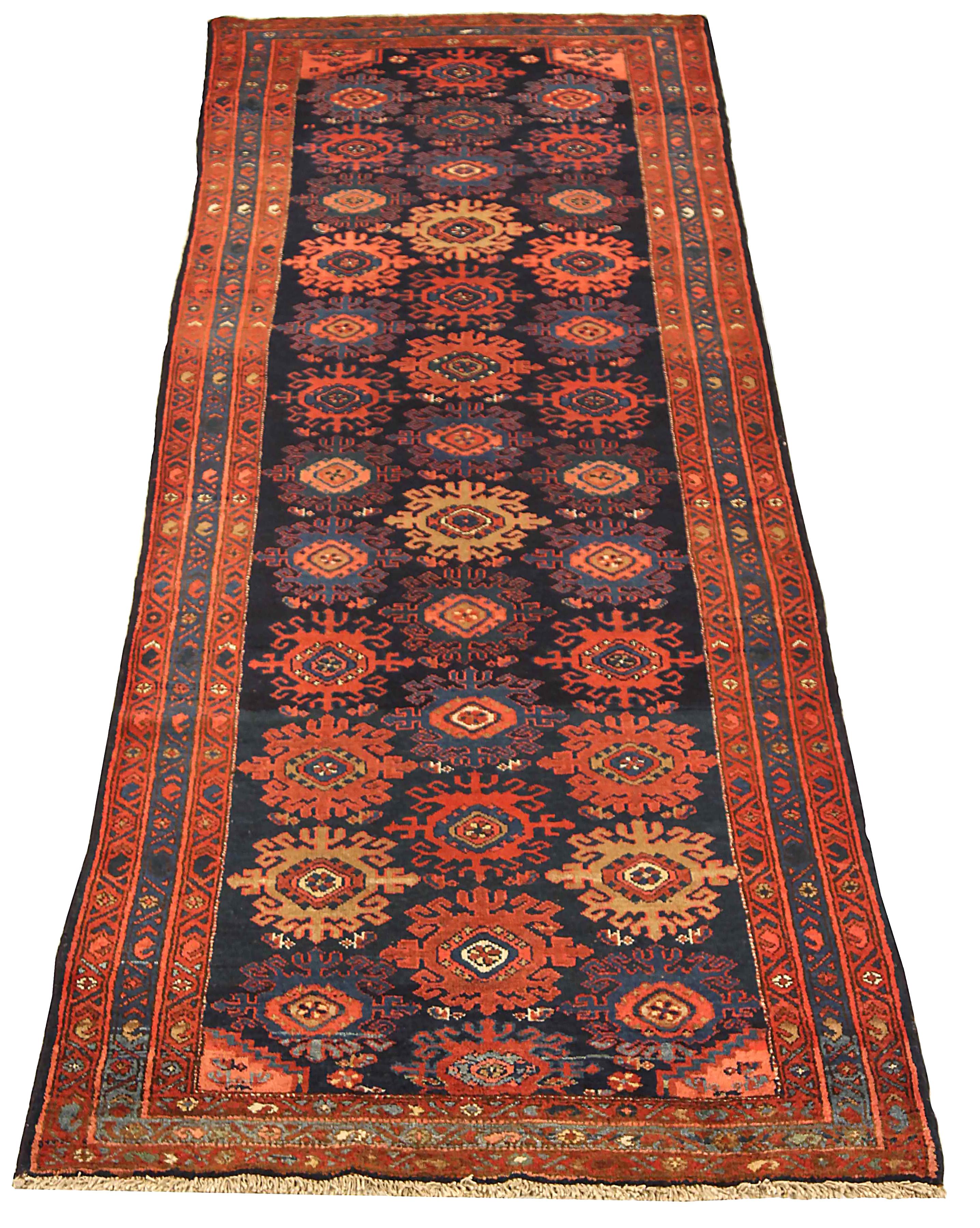 Tapis de course persan ancien tissé à la main à partir de la meilleure laine de mouton. Il est coloré avec des colorants végétaux entièrement naturels, sans danger pour les humains et les animaux de compagnie. Il s'agit d'un motif traditionnel