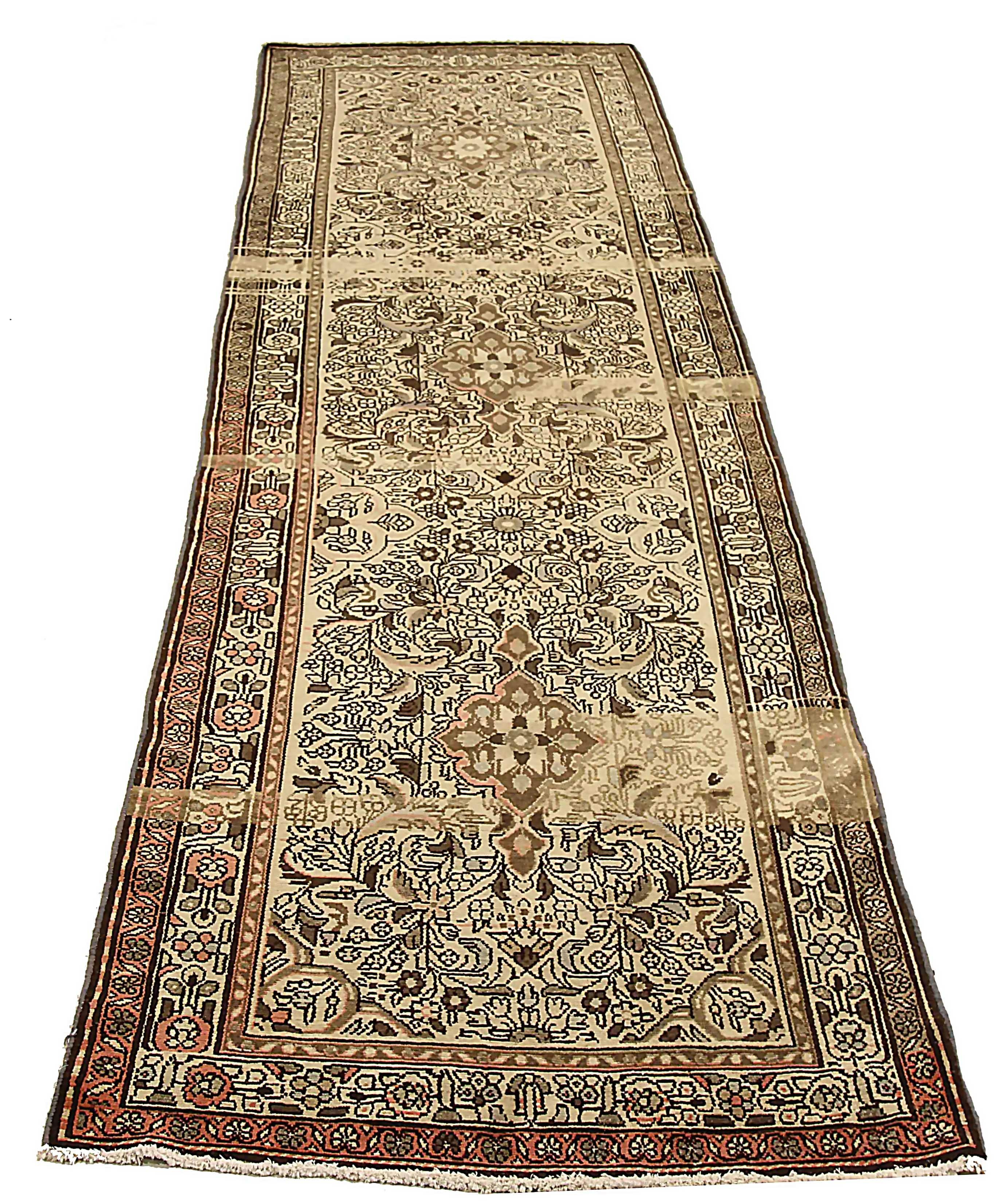 Antiker persischer Läufer, handgewebt aus feinster Schafswolle. Es ist mit natürlichen pflanzlichen Farbstoffen gefärbt, die für Menschen und Haustiere sicher sind. Es ist ein traditionelles Malayer-Design, das von erfahrenen Kunsthandwerkern