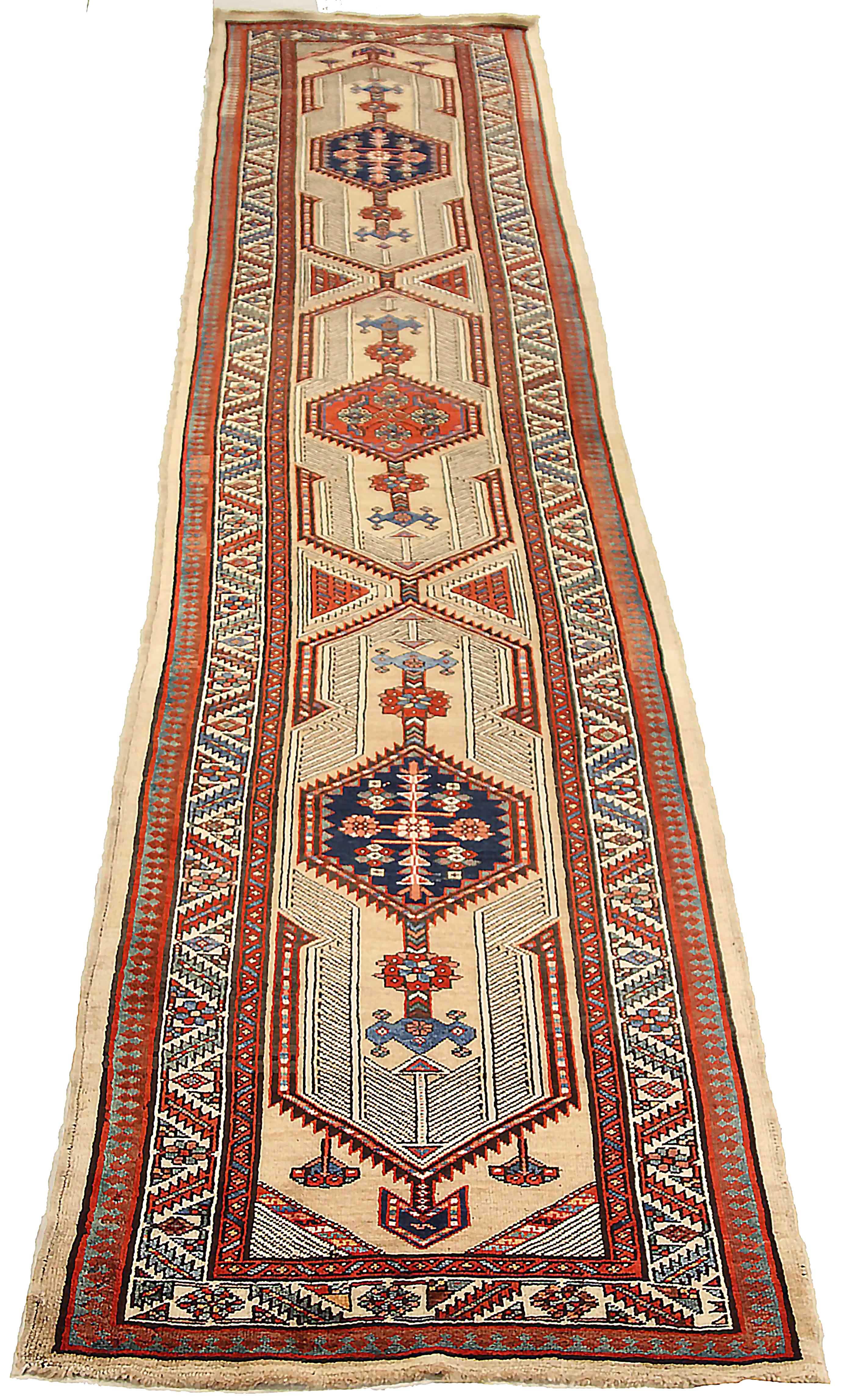 Antiker persischer Läufer, handgewebt aus feinster Schafswolle. Es ist mit natürlichen pflanzlichen Farbstoffen gefärbt, die für Menschen und Haustiere sicher sind. Es handelt sich um ein traditionelles Sarab-Design, das von erfahrenen