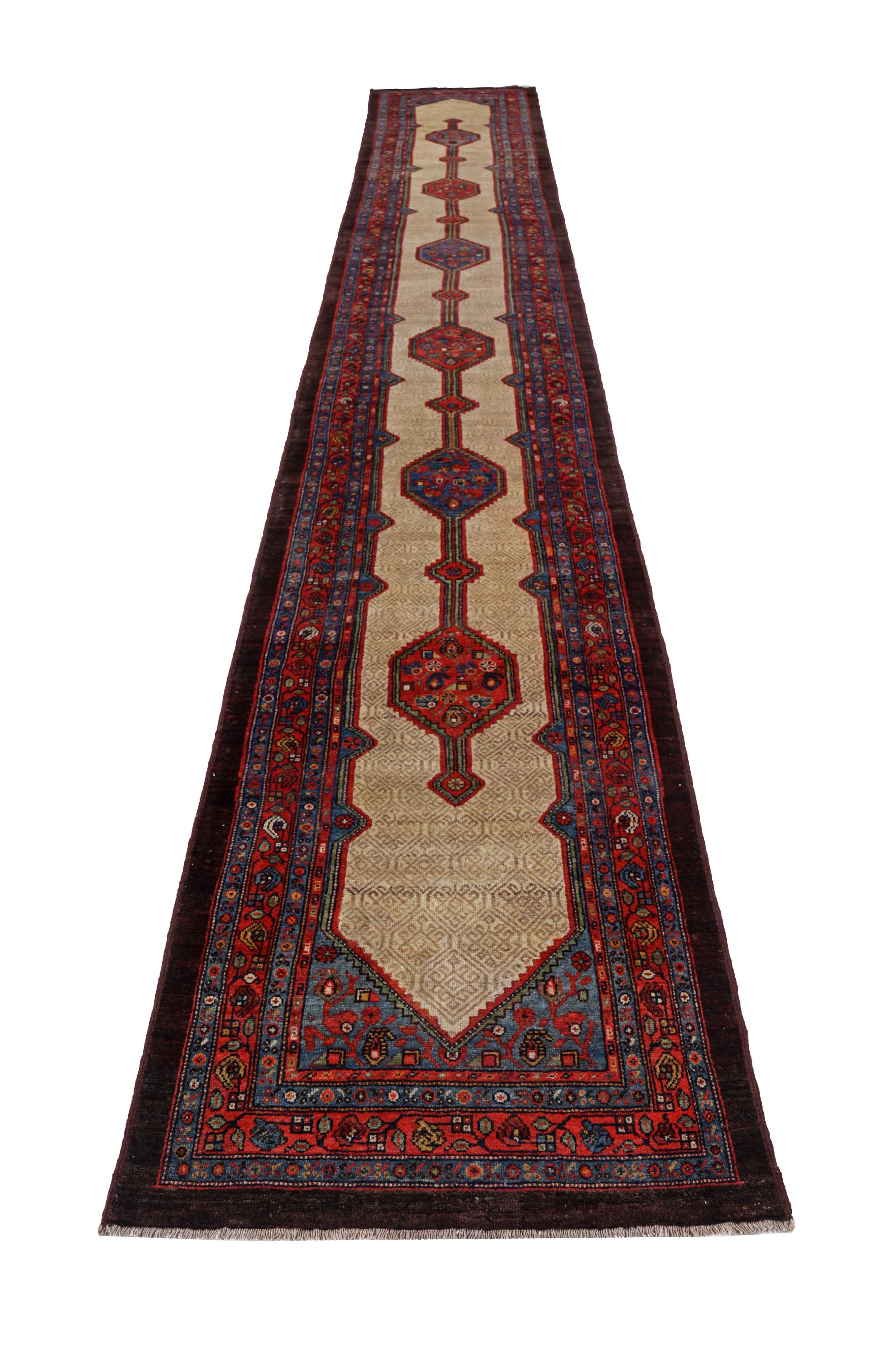 Tapis de course persan ancien tissé à la main à partir de la meilleure laine de mouton. Il est coloré avec des colorants végétaux entièrement naturels, sans danger pour les humains et les animaux de compagnie. Il s'agit d'un modèle Sarab