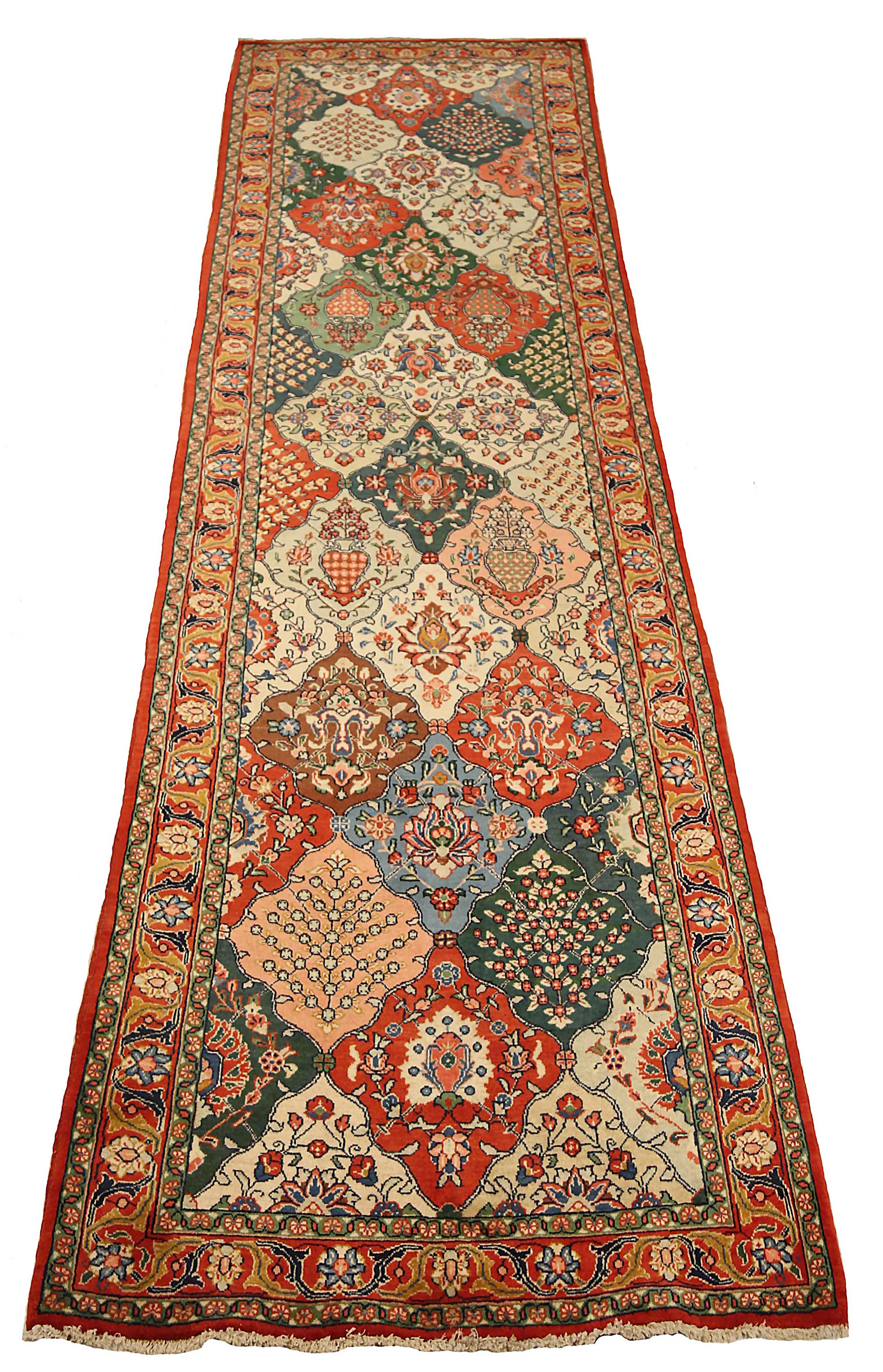 Antiker persischer Läufer, handgewebt aus feinster Schafswolle. Es ist mit natürlichen pflanzlichen Farbstoffen gefärbt, die für Menschen und Haustiere sicher sind. Es handelt sich um ein traditionelles Sarouk-Design, das von erfahrenen
