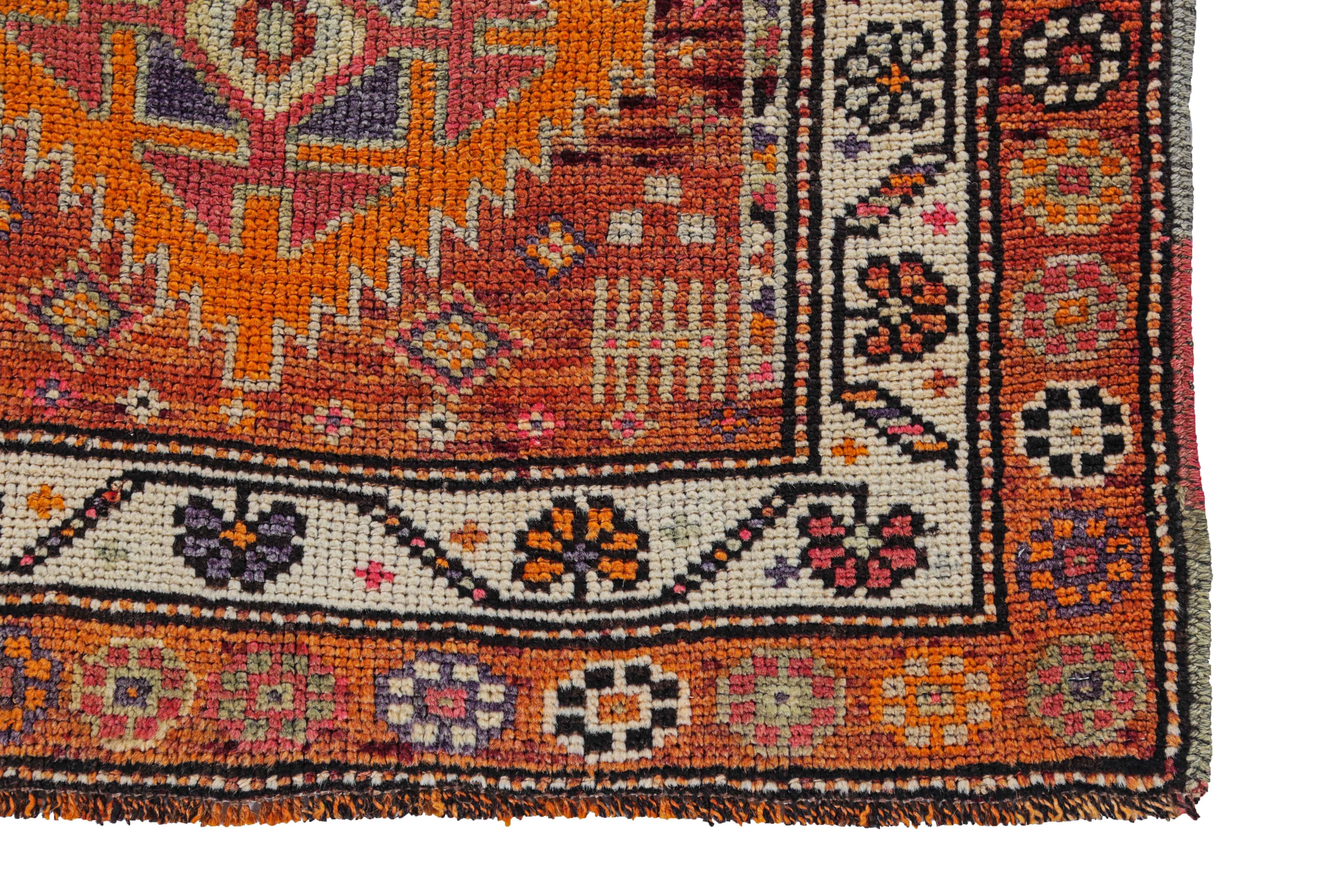 Antique Persian Runner Rug Shiraz Design In Excellent Condition For Sale In Dallas, TX