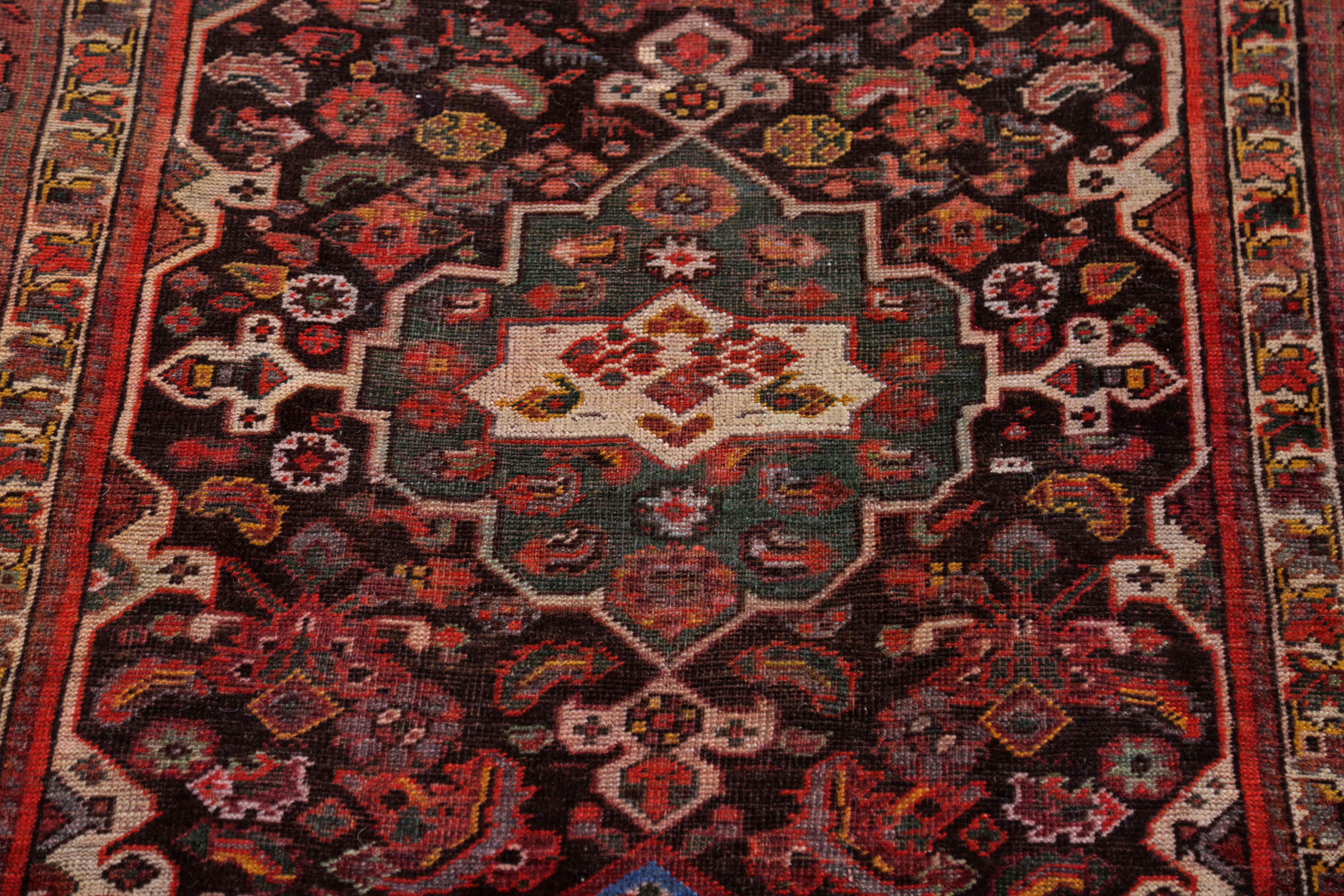 Antique Persian Runner Rug Shiraz Design In Excellent Condition For Sale In Dallas, TX