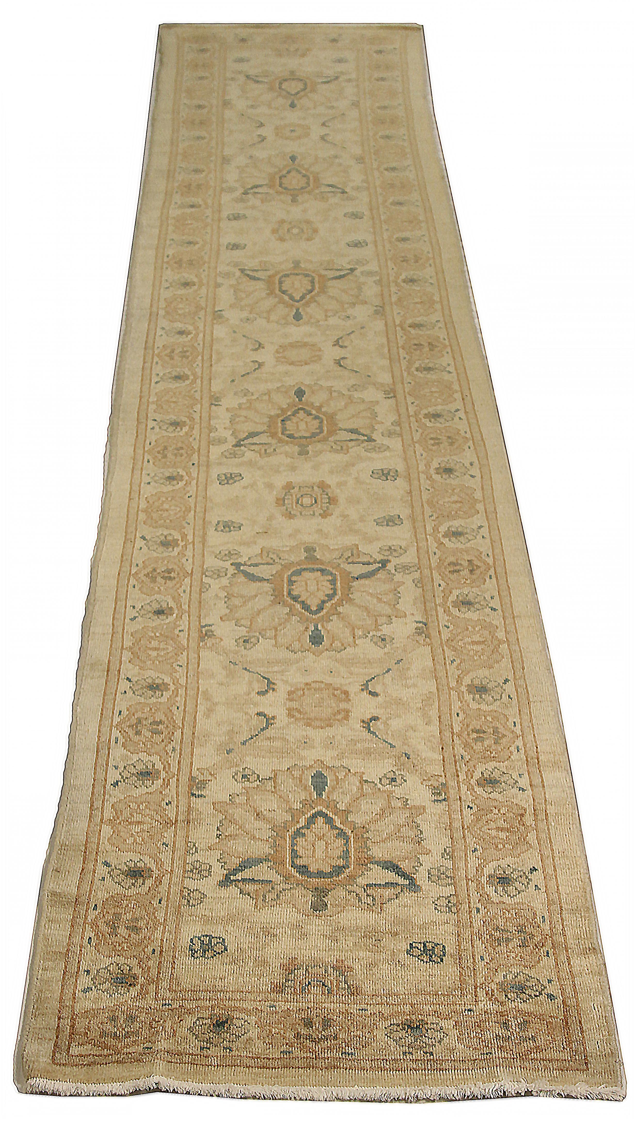 Tapis de course persan ancien fabriqué à la main à partir de la meilleure qualité de laine de mouton. Il est coloré avec des teintures végétales respectueuses de l'environnement, sans danger pour les humains comme pour les animaux. Il s'agit d'un