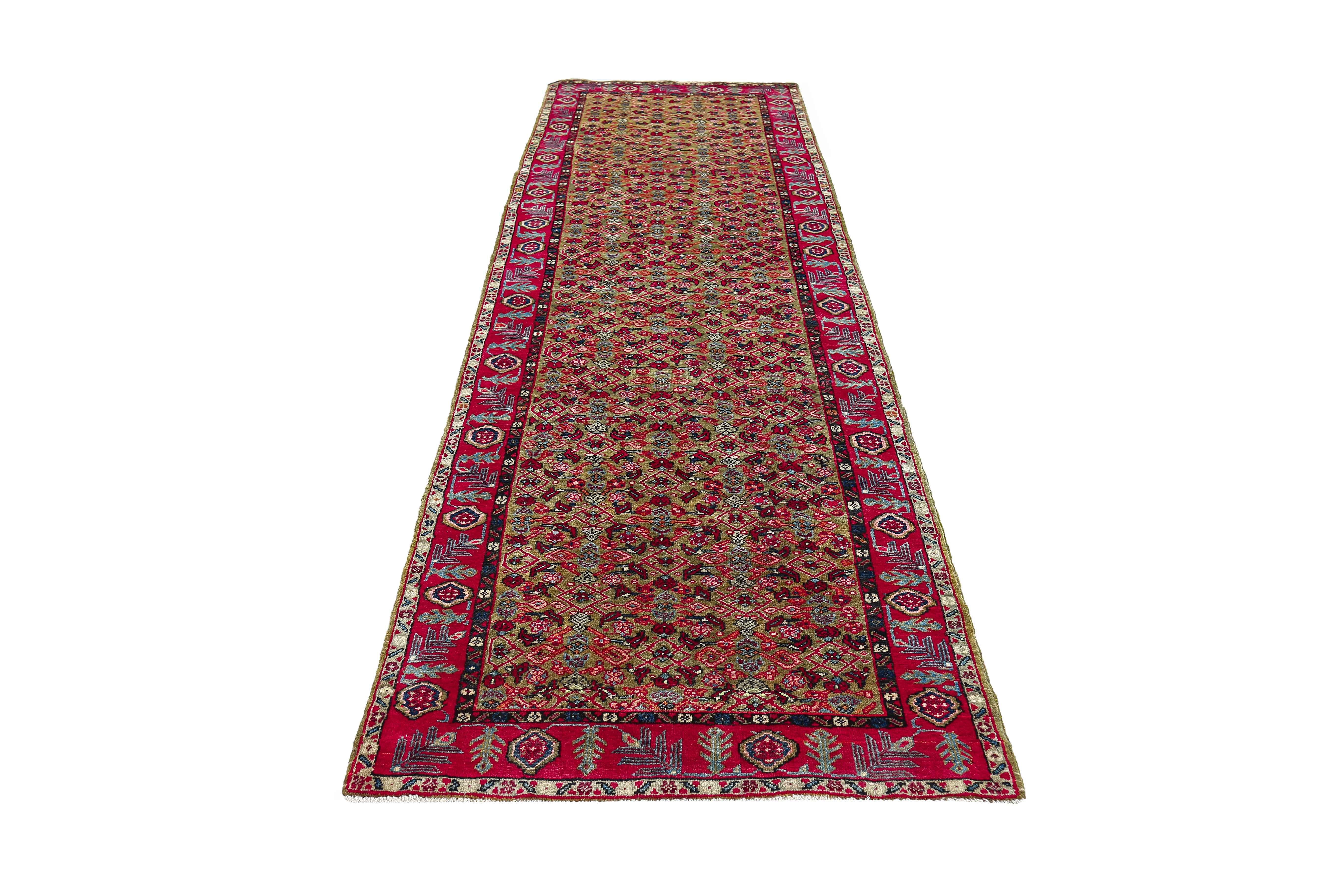Antiker persischer Läufer, handgewebt aus feinster Schafswolle. Es ist mit natürlichen pflanzlichen Farbstoffen gefärbt, die für Menschen und Haustiere sicher sind. Es ist ein traditionelles Sultanabad-Design, das von erfahrenen Kunsthandwerkern
